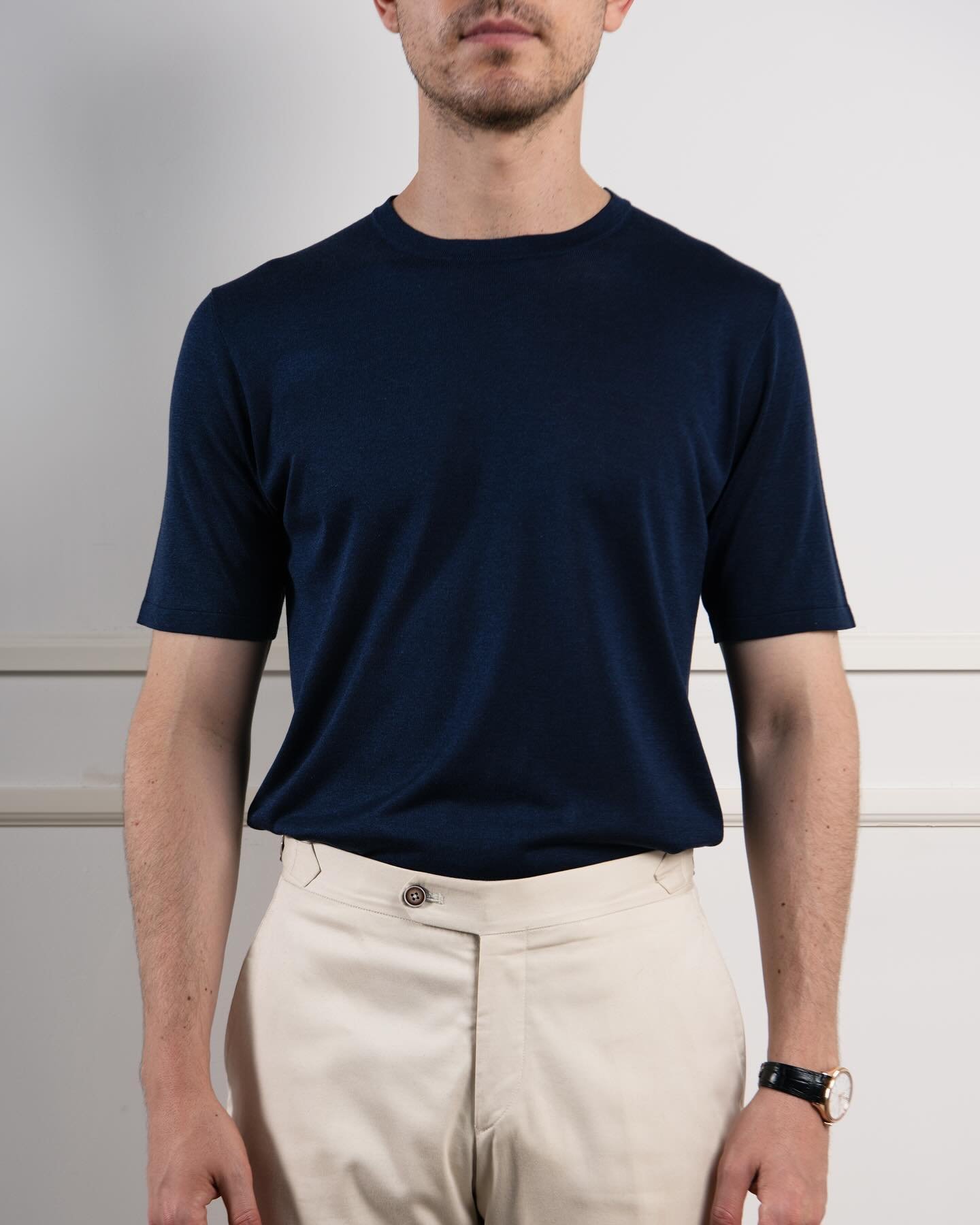 Los b&aacute;sicos de guardarropa no s&oacute;lo son esenciales, son la base de tu estilo.

Nuestra &lsquo;Crew Neck&rsquo; de la colecci&oacute;n RTW SS 24, hecha del mejor algod&oacute;n egipcio, asegura durabilidad impecable por a&ntilde;os. 

Per