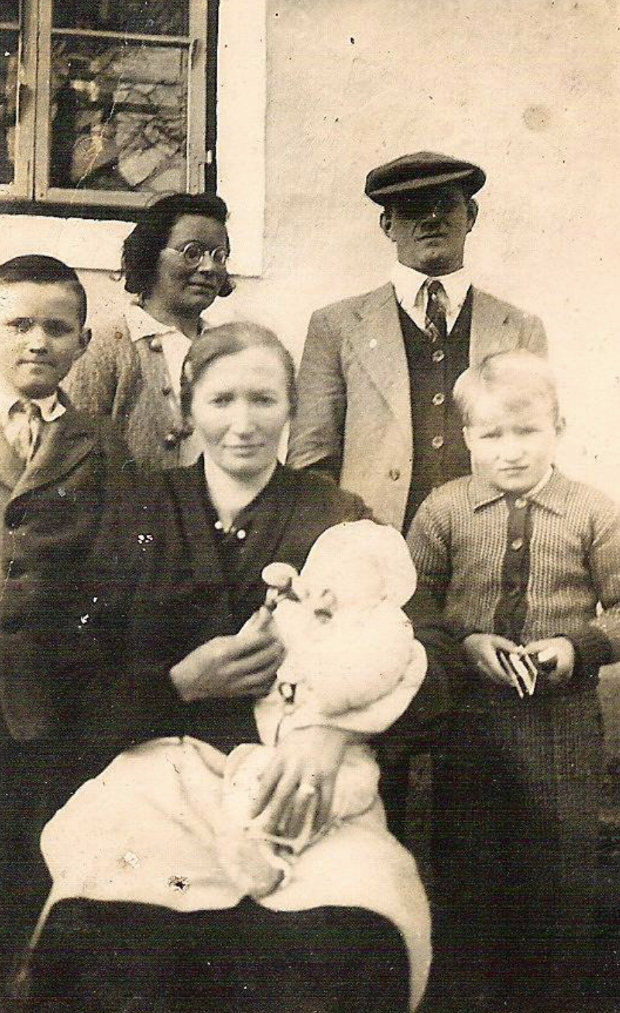 Hőgler, Johann (Ivan) & Maria (Hočevar), Otmar Hőgler, infant is Silvi Bambič (Hőgler), Janko Gigas