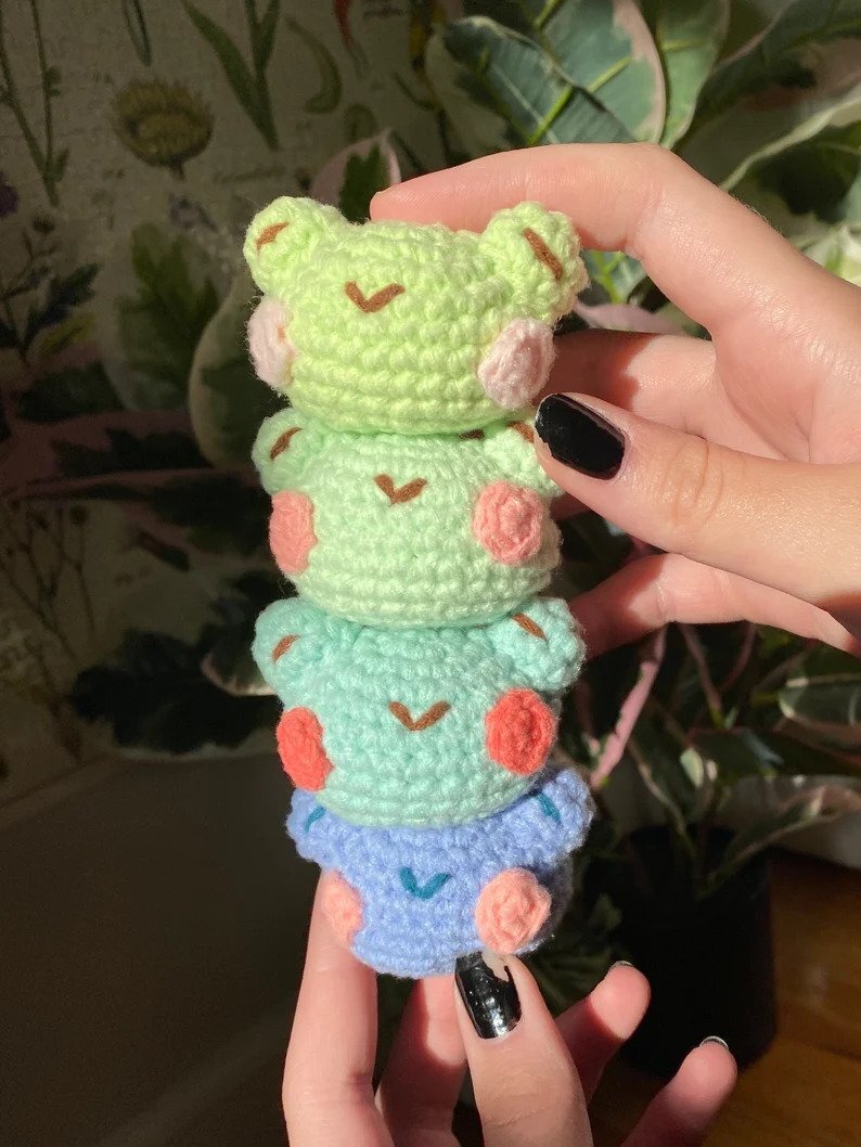 crochet frog keychain.jpg