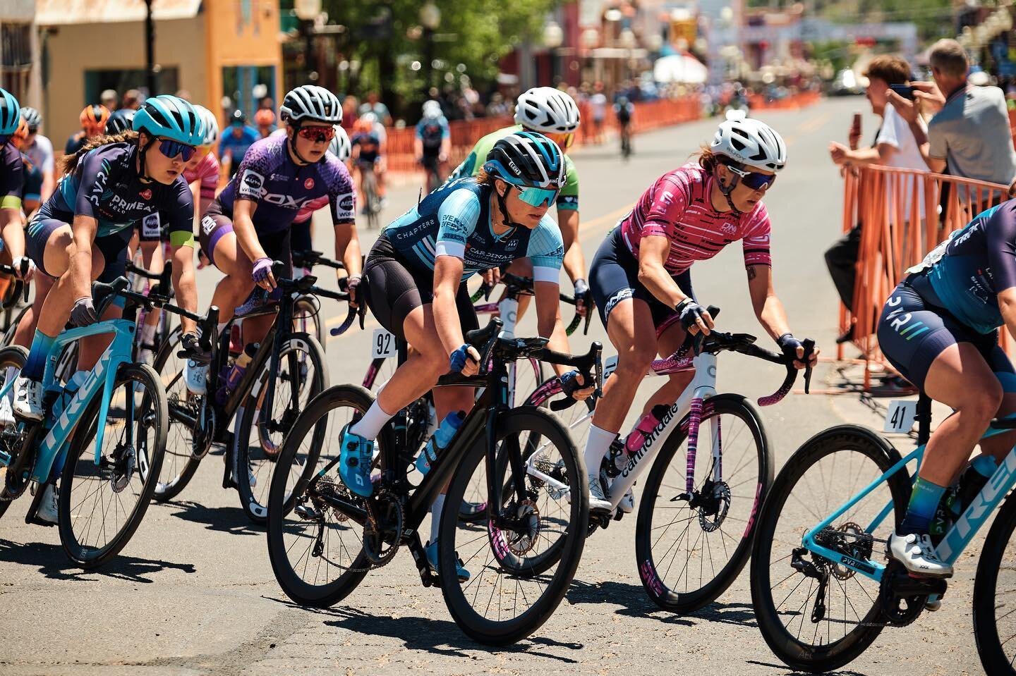 @tourofthegila crit day ✔️ 

a fast and punchy crit saw some strong finishes from @leighdukeman and @florenceoliviahowden coming 11th and 13th 👏🏼

Florence sits 13th in GC heading into stage 5 - The Gila Monster. Let go team!

📸: @filipfunkphoto