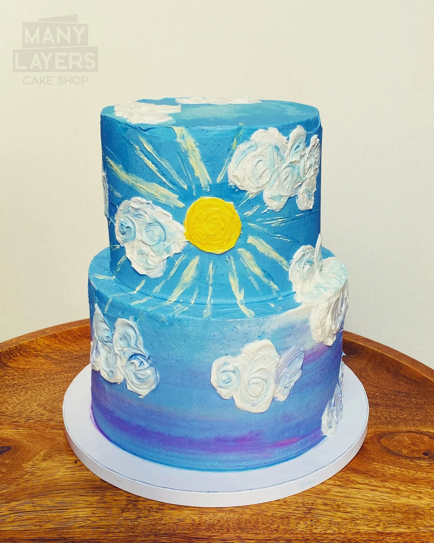 Here comes the sun… or maybe just the sweetest summer cake! โ๏ธโ
๏ธ๐
Inside: almond cake with brown butter almond buttercream — light, nutty, buttery heaven. When I say this cake smelled amazing… I mean, I nearly kept it for myself.