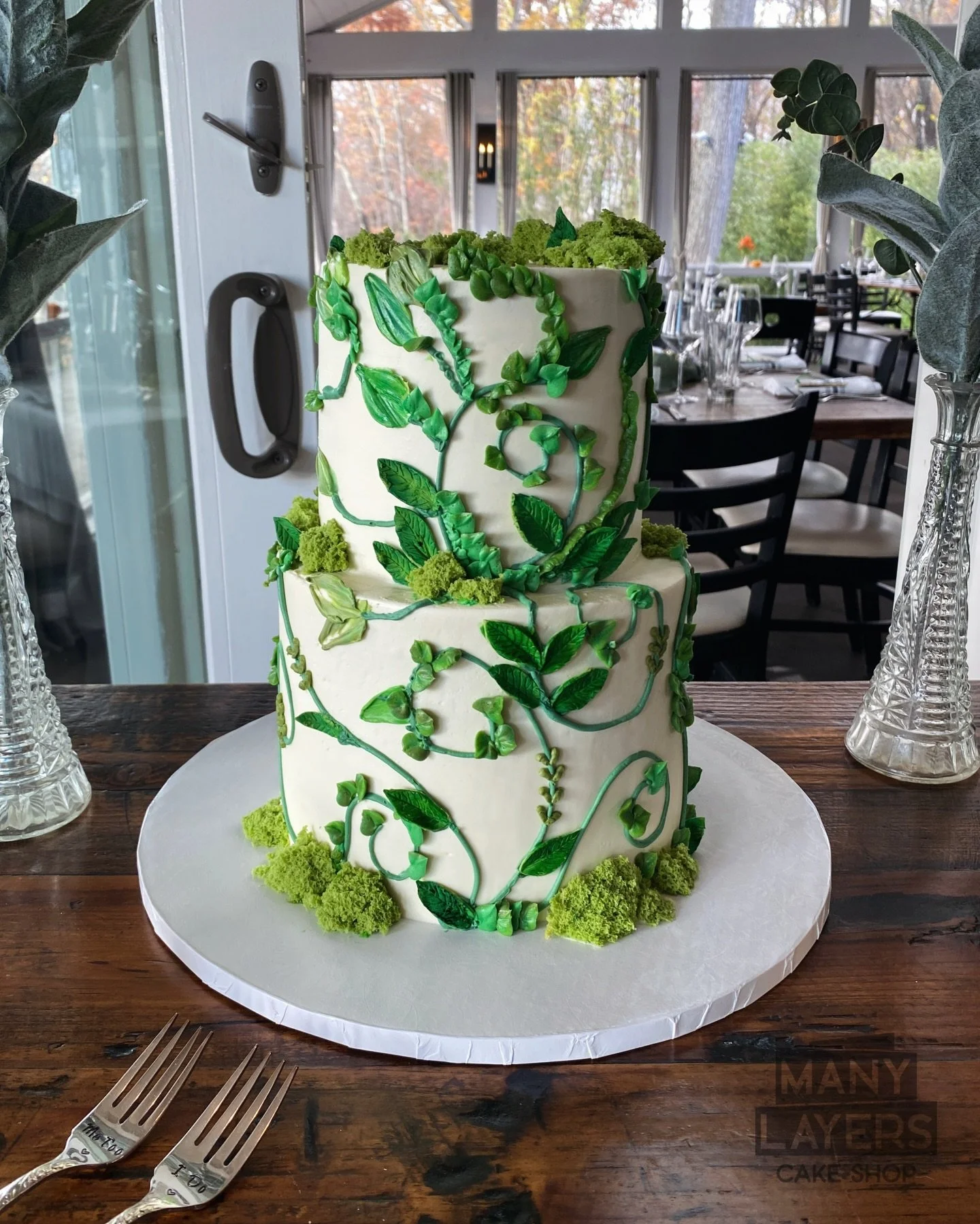 A little wild, a lot of love 🌿
An overgrown buttercream garden for Max &amp; Mackenzie&rsquo;s stunning upstate New York wedding this November. Every leaf and stem is entirely edible, including hand-piped buttercream greenery, chocolate leaves, and 