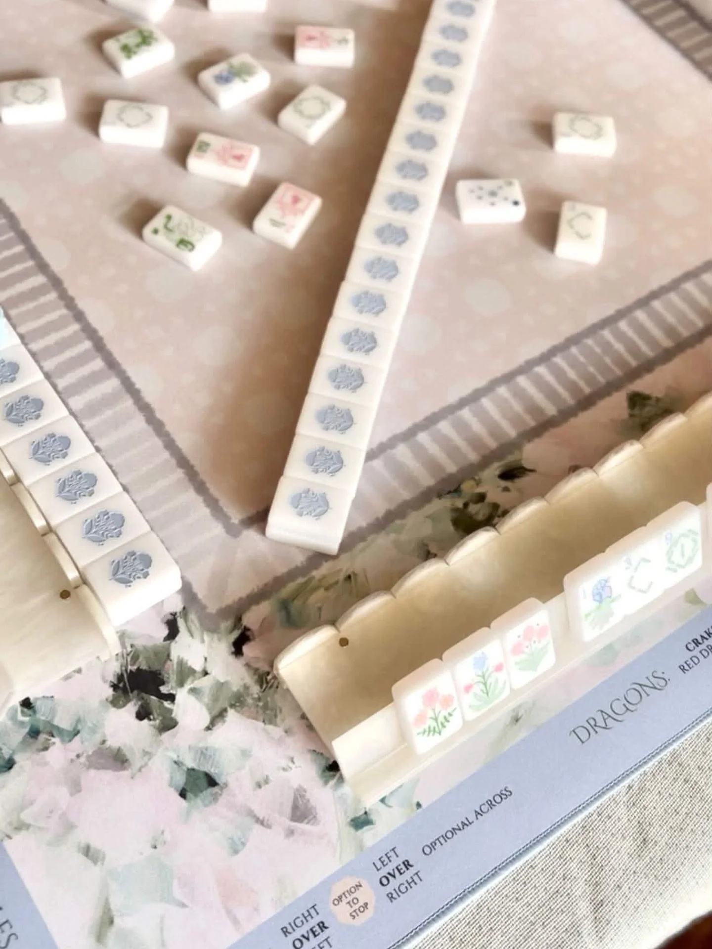 Petalwood. A quiet little gem that works with so many tile sets. I just love the pop of that periwinkle border and the calmness of the artwork. 

Beautiful photo shared with me by @225mahjong 

These tiles are from @dearmahjong