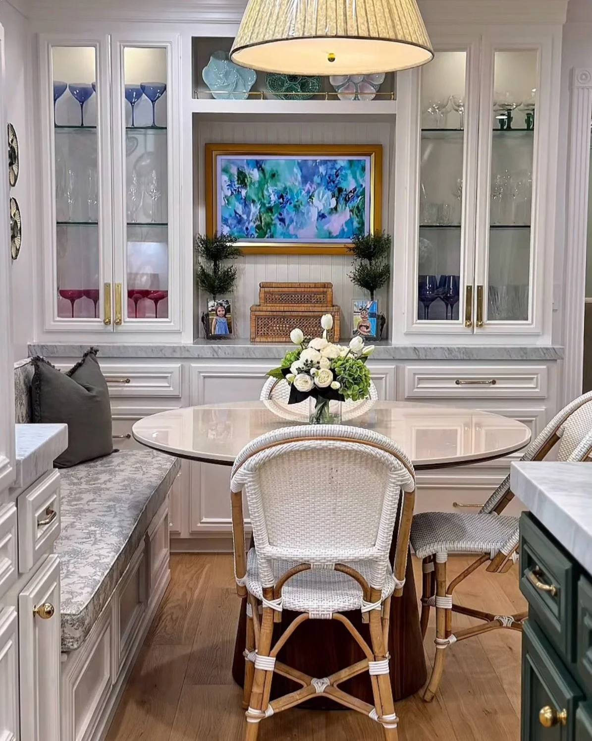 Another unbelievable renovation by @too.good.to.miss featuring my artwork on the Frame TV. 

Collect and rotate art at a fraction of the price of an original. This digital download and many more are available on my website. 

www.amandatoppeliving.co