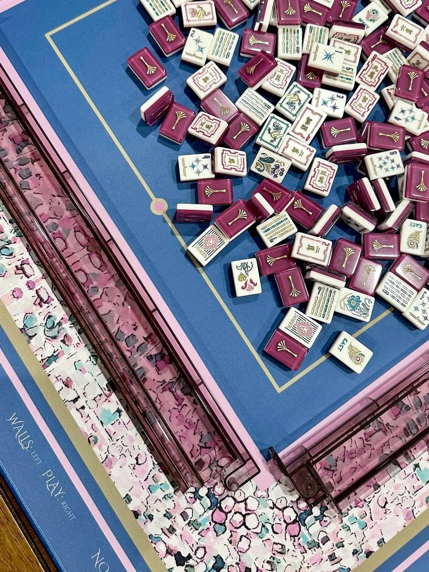 That feeling when you find the perfect tiles and racks to match your mat 😍

Absolutely in love with how these tiles by @bambirdboutique and racks by @mahjongrowandco pair with the City Queen mat. 

All Amanda Toppe Living mats (current designs) will