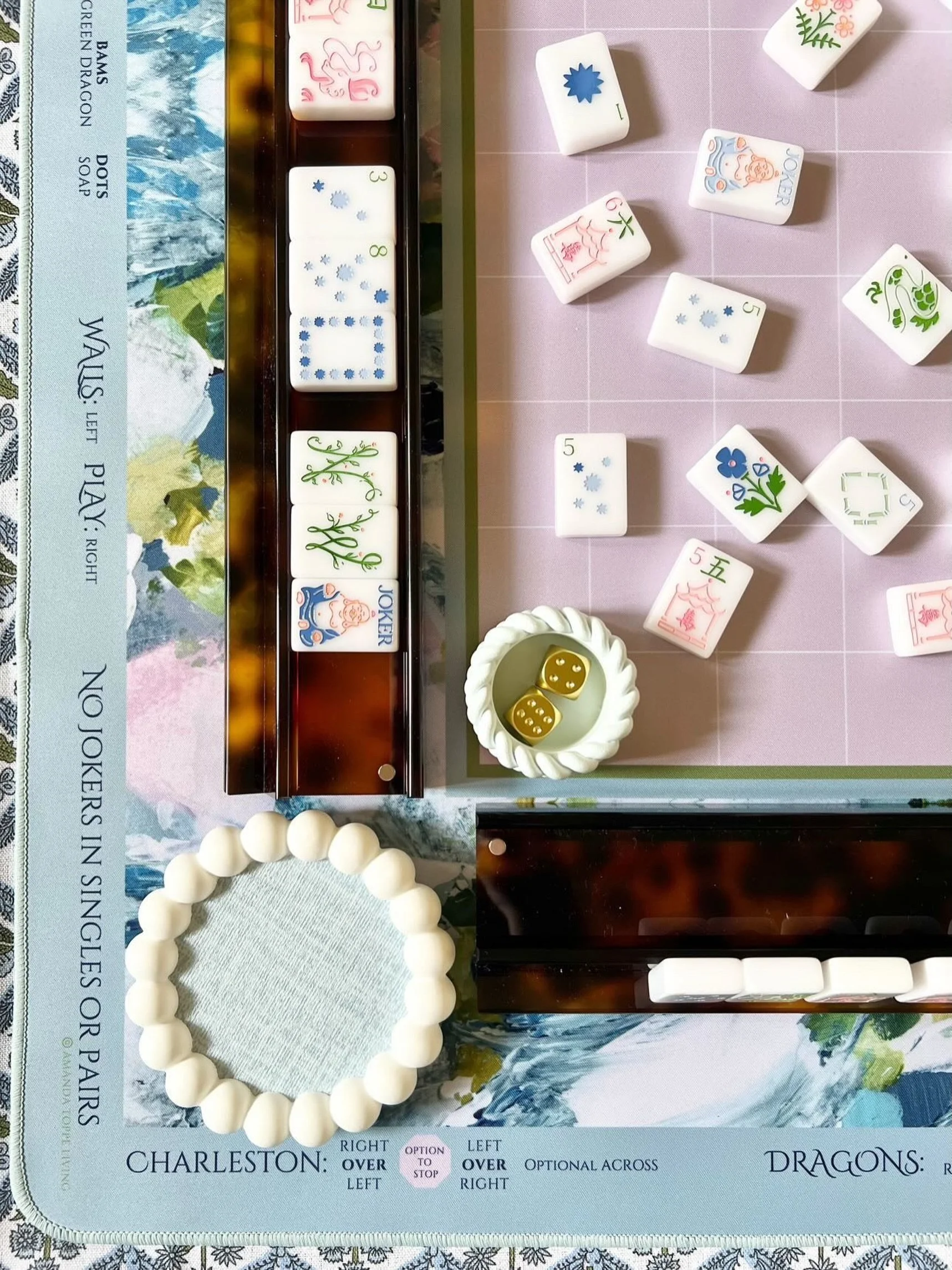 The Pink Winds mahjong mat is such a beautiful foundation to show off your tiles. The solid center won&rsquo;t compete or distract 💕

📷 Table inspiration brought to you by @225mahjong