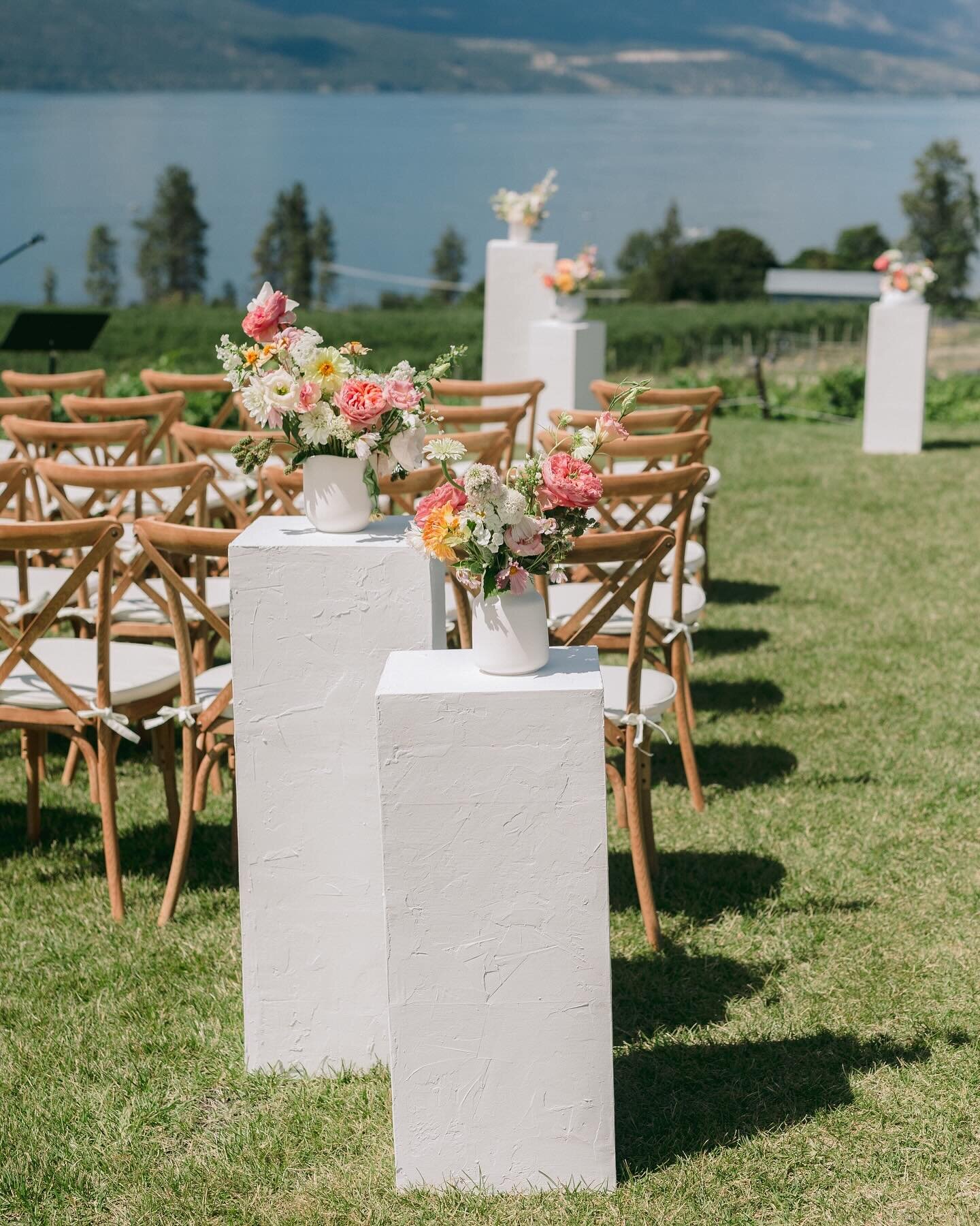 Plinth arrangements make such a great visual impact and I am here for it! They are definitely one of my favourite pieces that can be used in both ceremonies and receptions! Multipurpose arrangements are the best! 

Still drooling over this palette, w