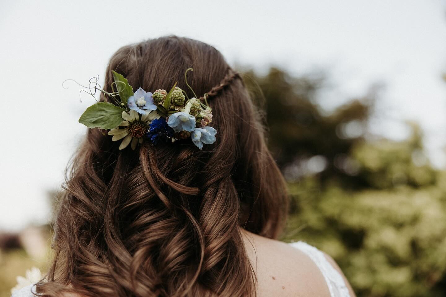 Flowers make the best hair pieces! The wispy sweet pea vines are my favourite 🥰