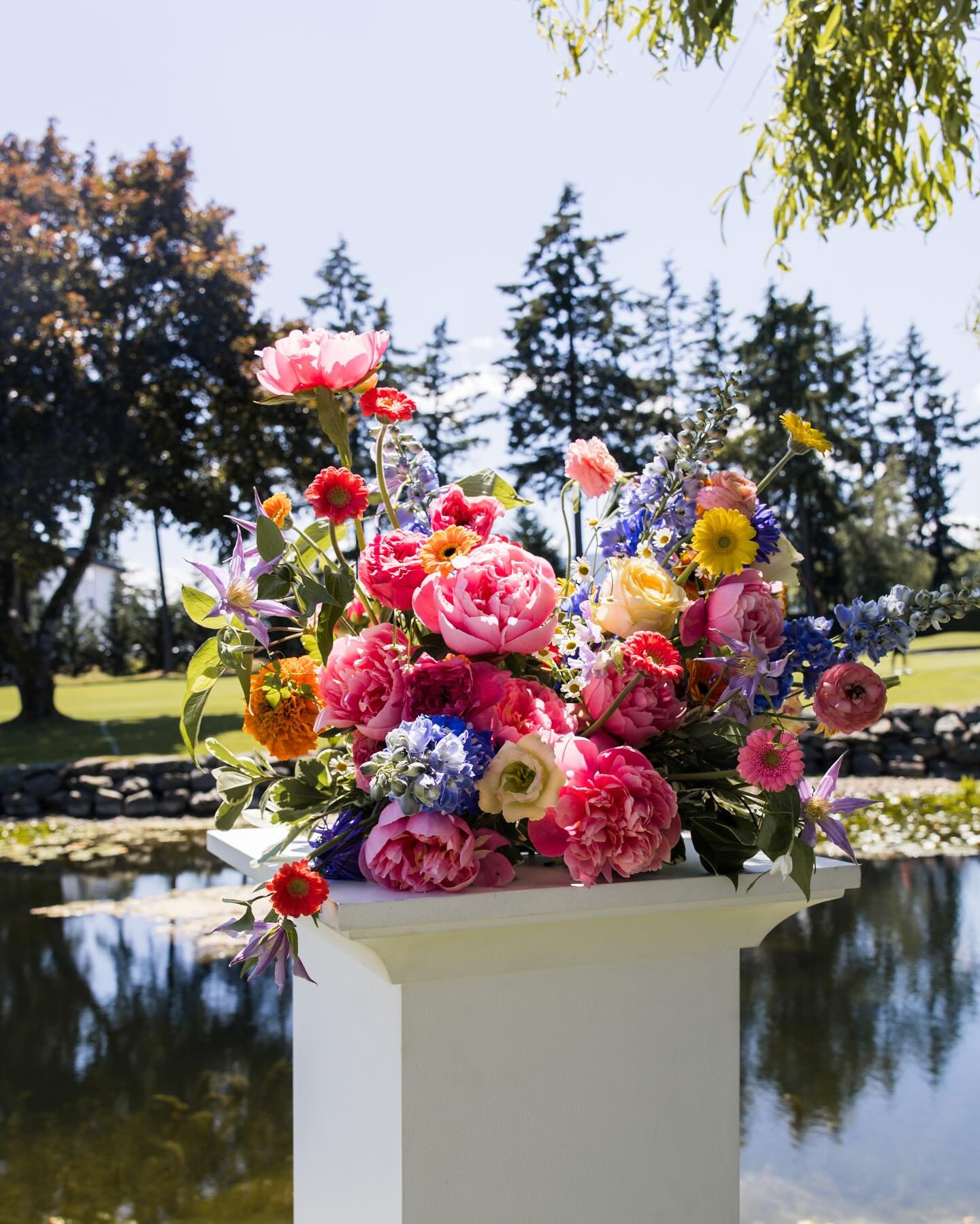 In love with these colours, and this intimate wedding with pillar arrangements 🥰 Such a joy to design for!