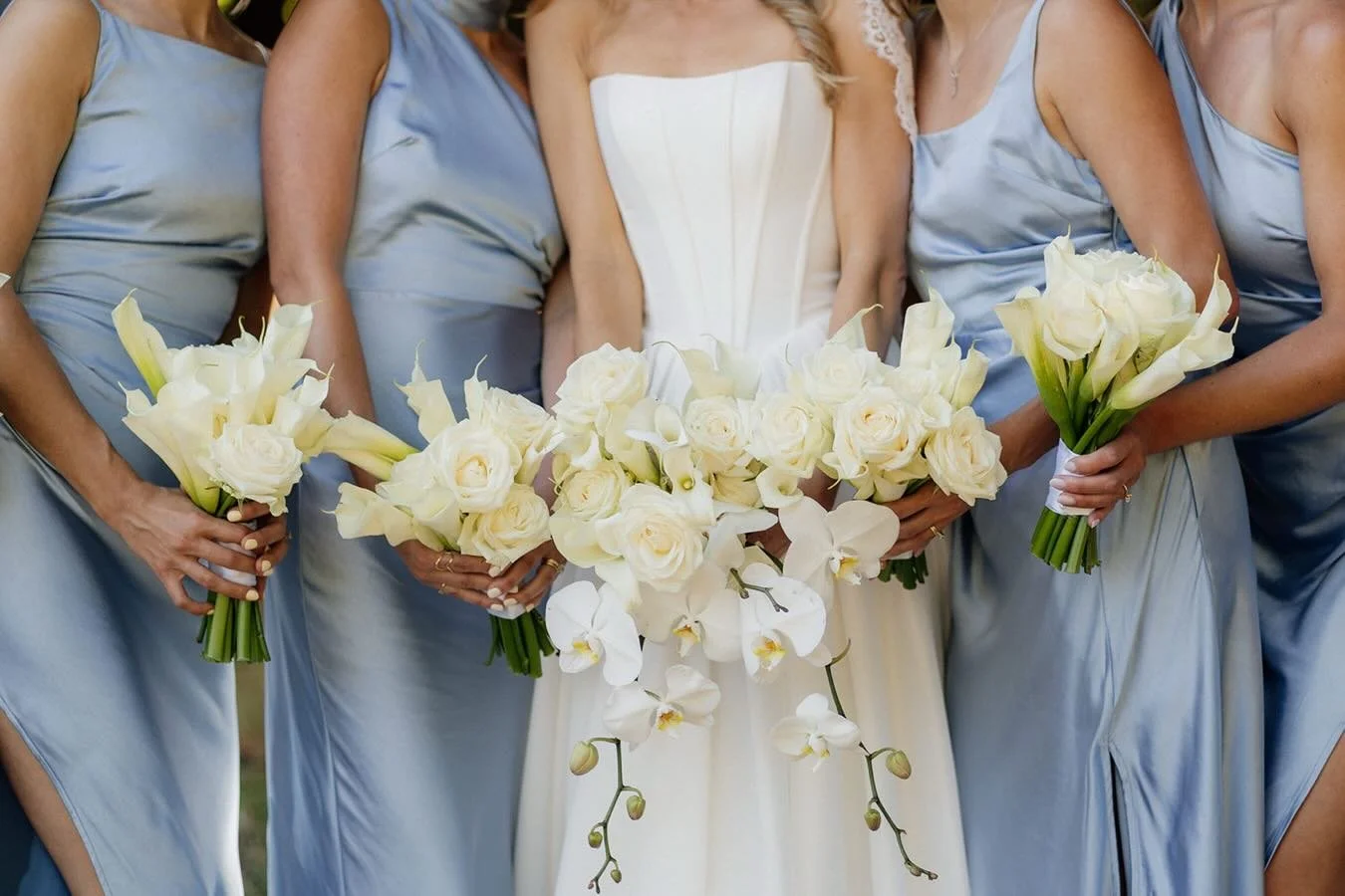 Something so sweet about simple but elegant bouquets&mdash;this August wedding was a dream 🤍

📸: @kimjayphoto