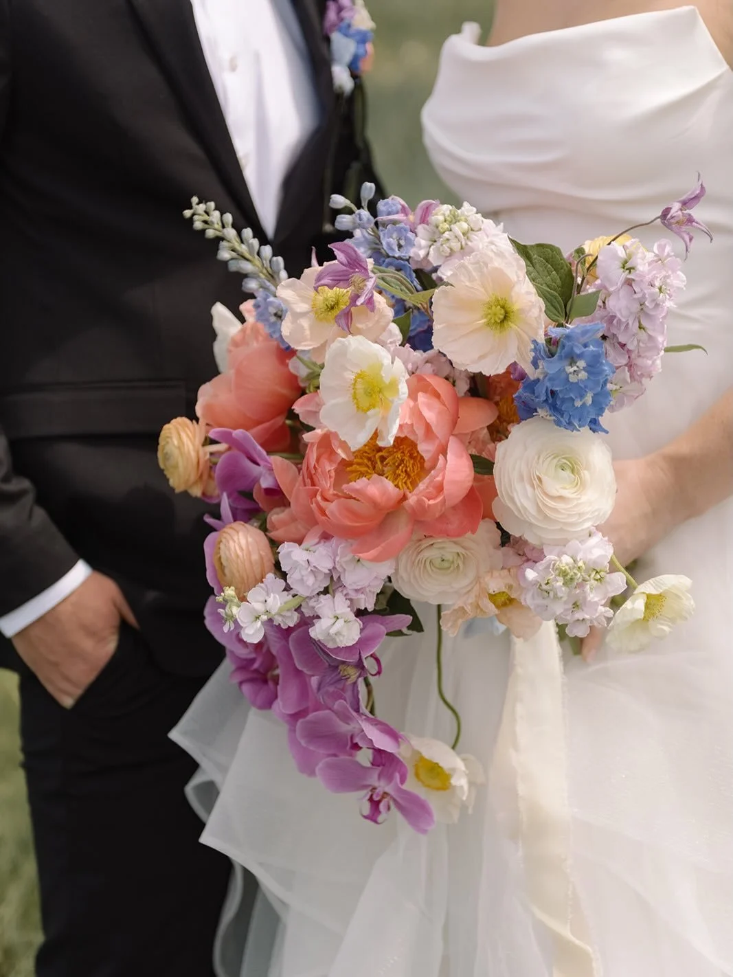 Vibrant and colourful, a great way to end peony season with this bridal bouquet! 

📸: @valeriegabrielleweddings