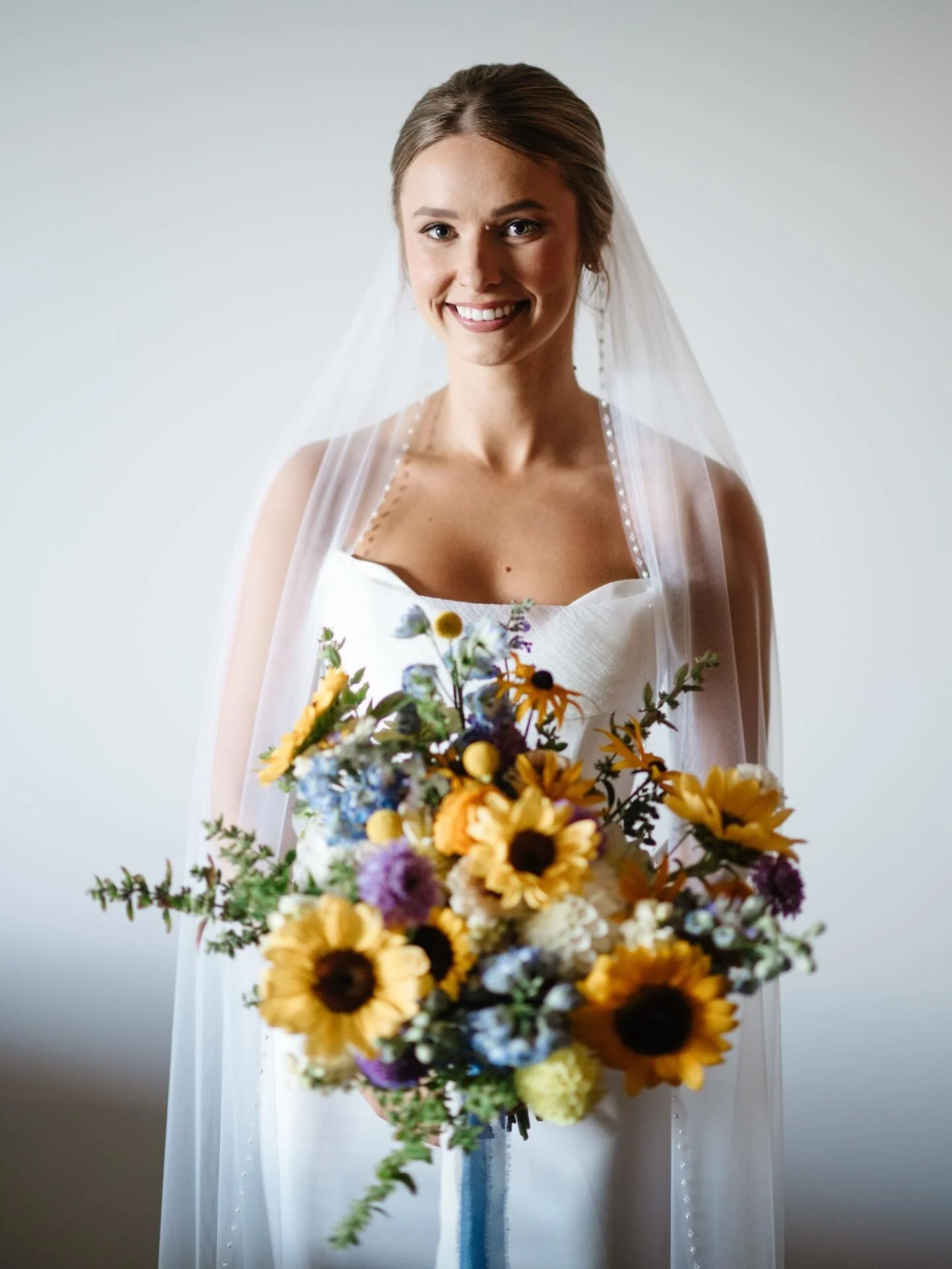 Sunflowers are still one of my favourites! They brighten up every day&mdash;just like this sweet bride 🌻 You can&rsquo;t help cheesing 

📸: @erinwallisphotography