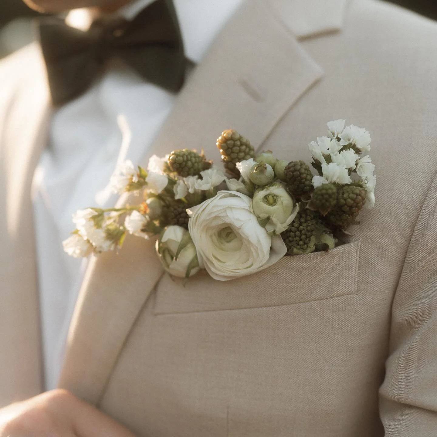 Adding a boutonniere pocket square is one of my favourite things to do for the groom 🤍 

📸: @freyaphotography__