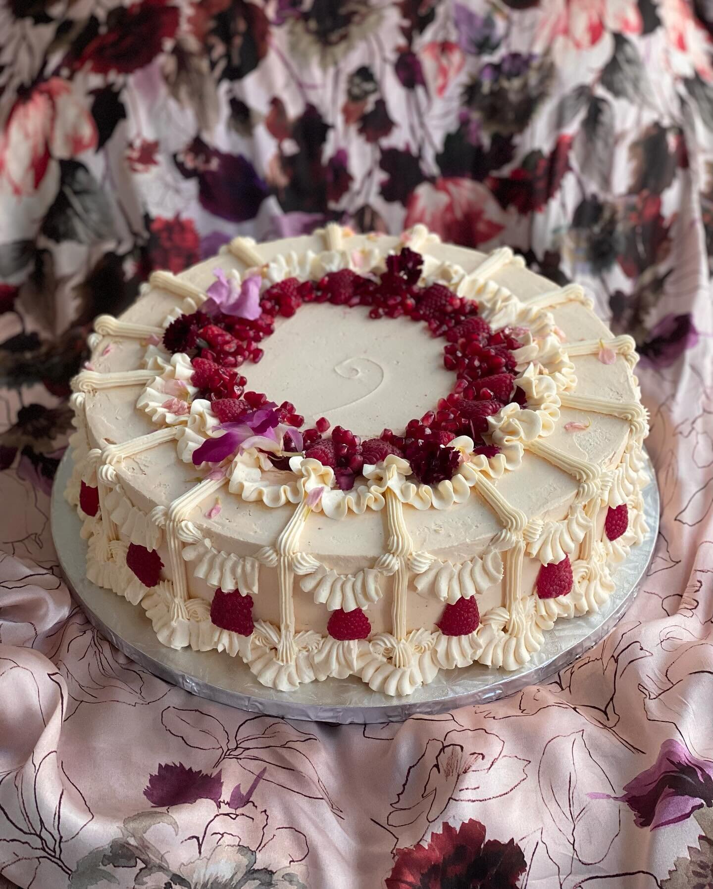 can you handle the elegance and drama 😌 a 14 inch edible wonder for katie and @meanzabdel&rsquo;s wedding 💒 brown sugar chiffon soaked in espresso and fresh clementine juice, buttered toast pastry cream, clementine raspberry pomegranate jelly, cara