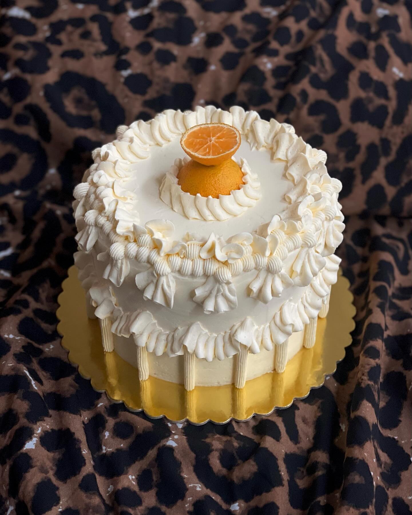a december wedding moment 🍊 commissioned by @pickle_samwich for megan and lalo 🫶 tangy clementine chiffon, salted saffron whipped cream, roasted walnut and black lime cream, charred clementine peel italian meringue buttercream