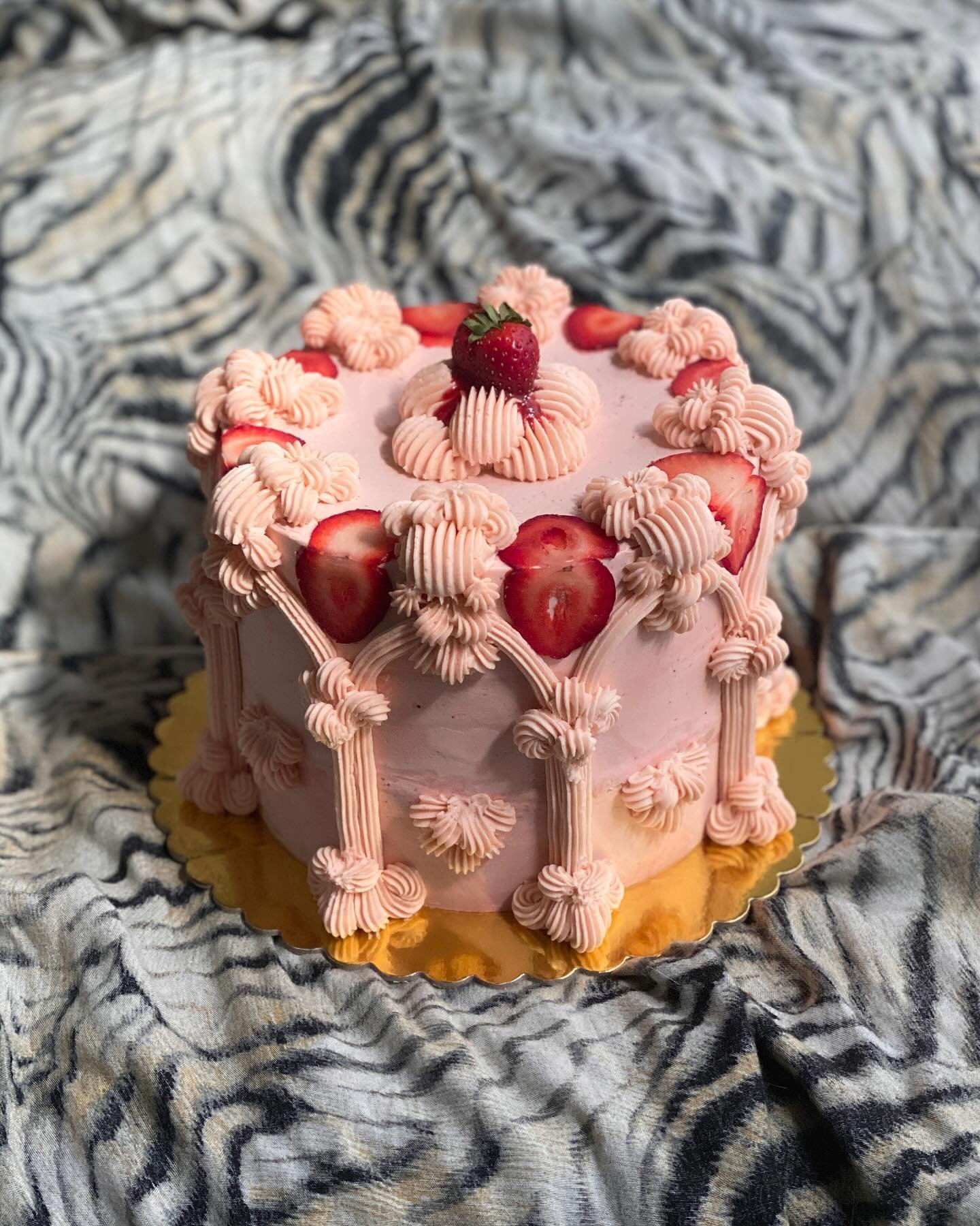 meet me at the strawberry arches &hearts;️🕊️🏹 commissioned by @chloembaloh for sara 🌸 chocolate millet chiffon soaked in strawberry clementine syrup, rhubarb strawberry jelly, dark chocolate whipped cream, strawberries macerated in sugar and cleme