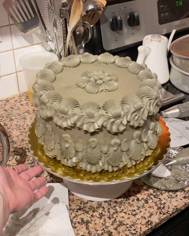 sometimes you have only FOUR hours to get ready and make a delicious pistachio hazelnut triple chocolate tres leches custard cake from start to finish that&rsquo;s special enough for your mom&rsquo;s birthday 🙈 chaotic good daughter 👼 i imagine thi