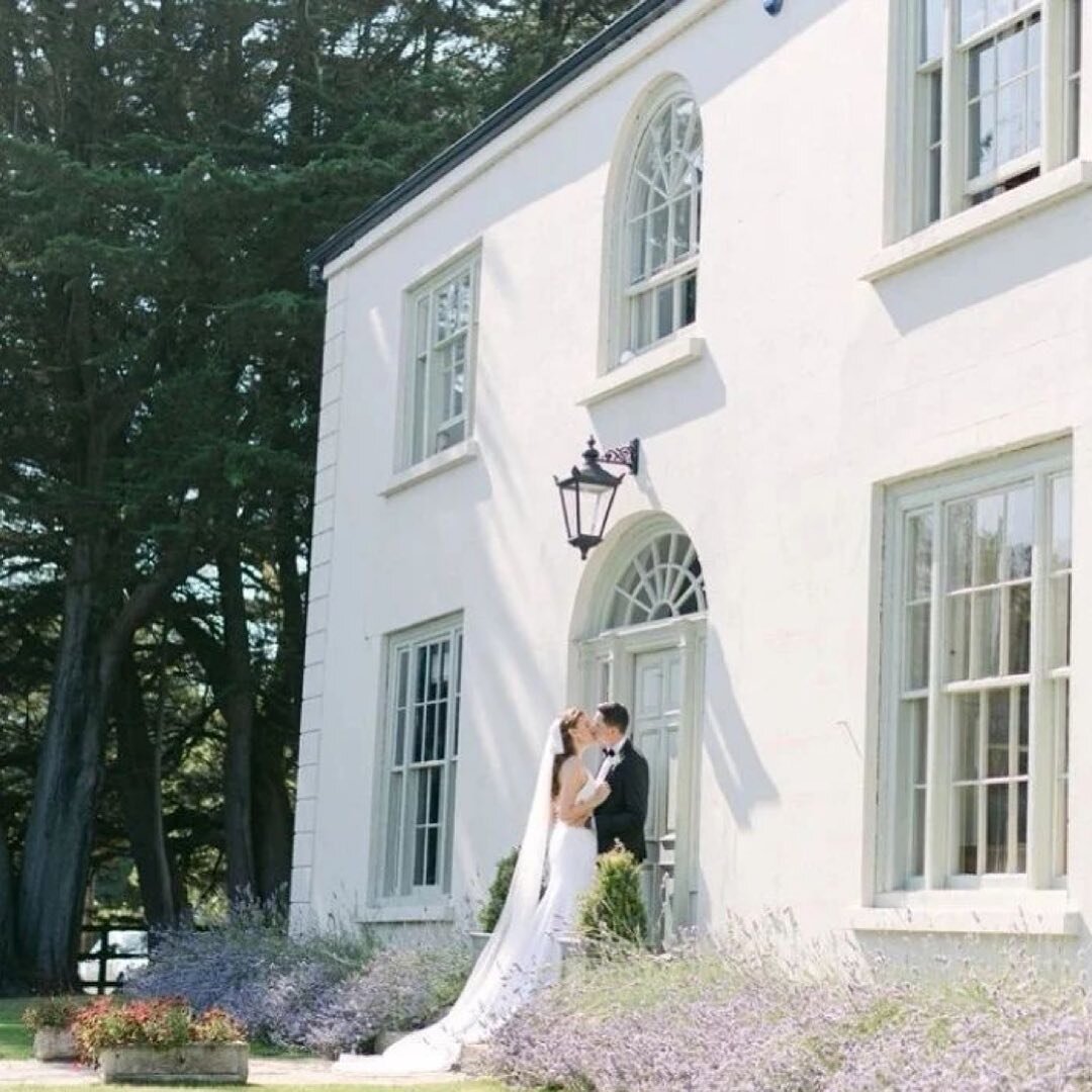@iamoliviamuldoon Take me back to the summer of beautiful weather and weddings.
Caoimhe and Daniel got married at @hillmounthouse
Stunning images by @peter_carvill
Hair @iamoliviamuldoon
Makeup @makeupbynataliemcnab
Flowers @victorianafloral
Styling 