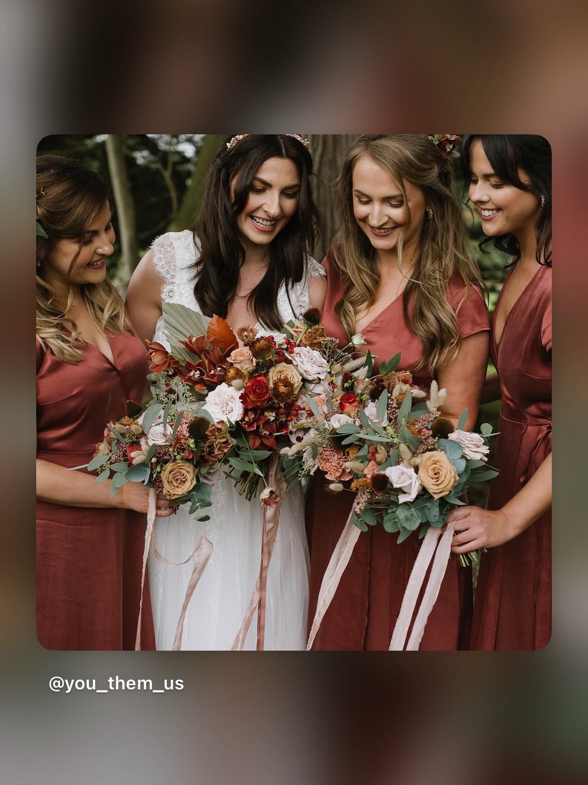 @you_them_us Shout out to the wonderful @victorianafloral. Kim made @rachel.quayle the most amazing autumnal bouquet for her stunning @hillmounthouse wedding. So excited to share more from this day 🍁
&bull;
&bull;
 #weddingphotography #irishwedding 