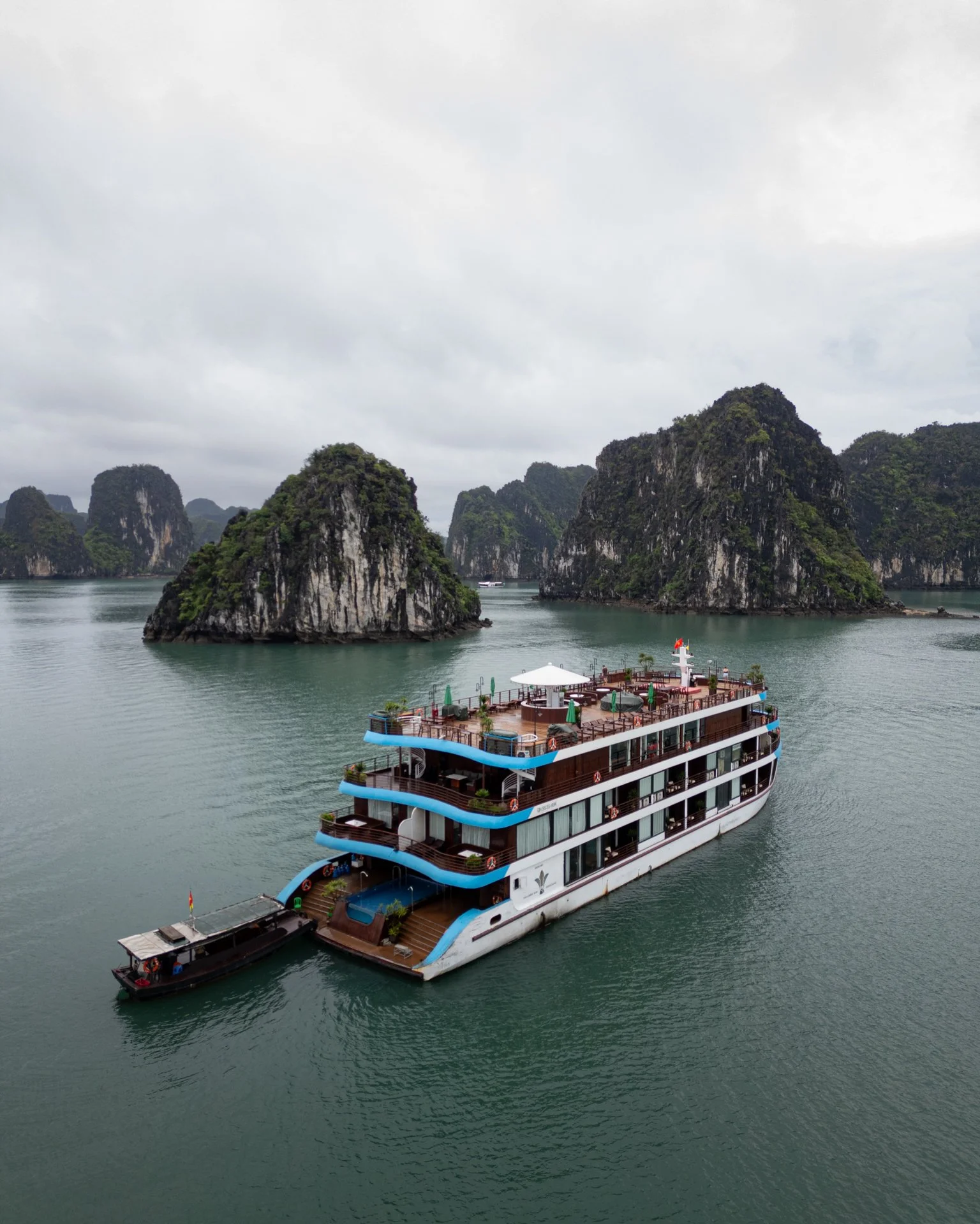 Bai Tu Long bay