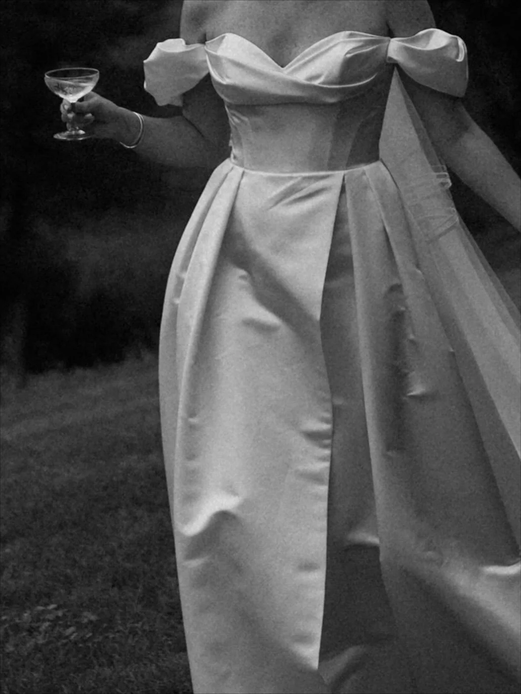 Still obsessed 🤩

Planning &amp; Styling @beyondthepines_weddings
Photography @studiochloedavid 
Floral design @jungleutopia
Venue @chateau.engalin 
HMUA @sarah_fekir
Live music @distractionsband
Wedding dress @lihihod 

#destinationweddingfrance #w