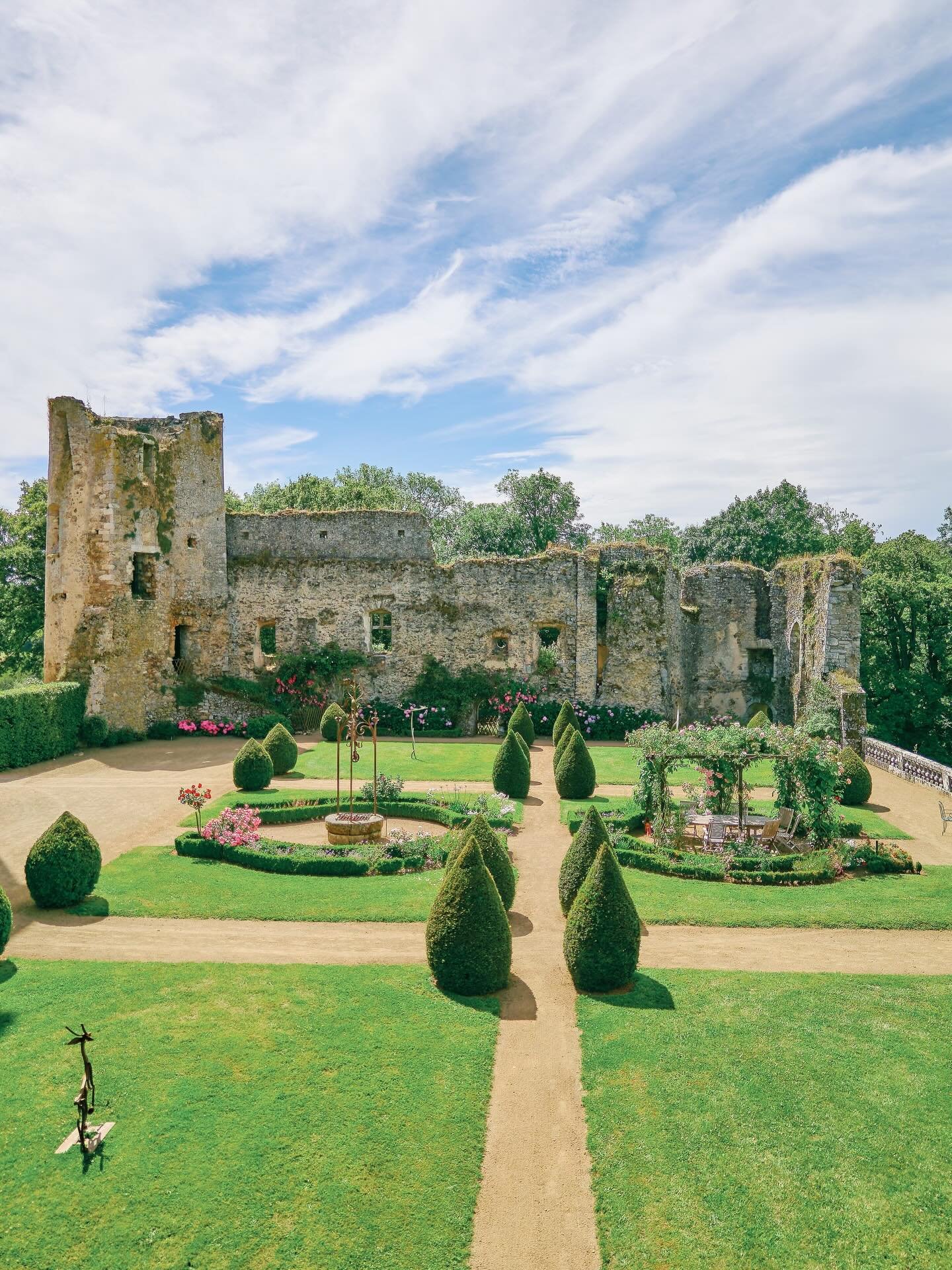 When the French and Persian culture meet in a stunning Ch&acirc;teau ! 

Planning &amp; Styling @beyondthepines_weddings 
Photographer @valeryvillard 
Videographer @maat_galerie 
Venue @chateauflocelliere 
Floral Design @atelier.aimer 
Hairstylist @o