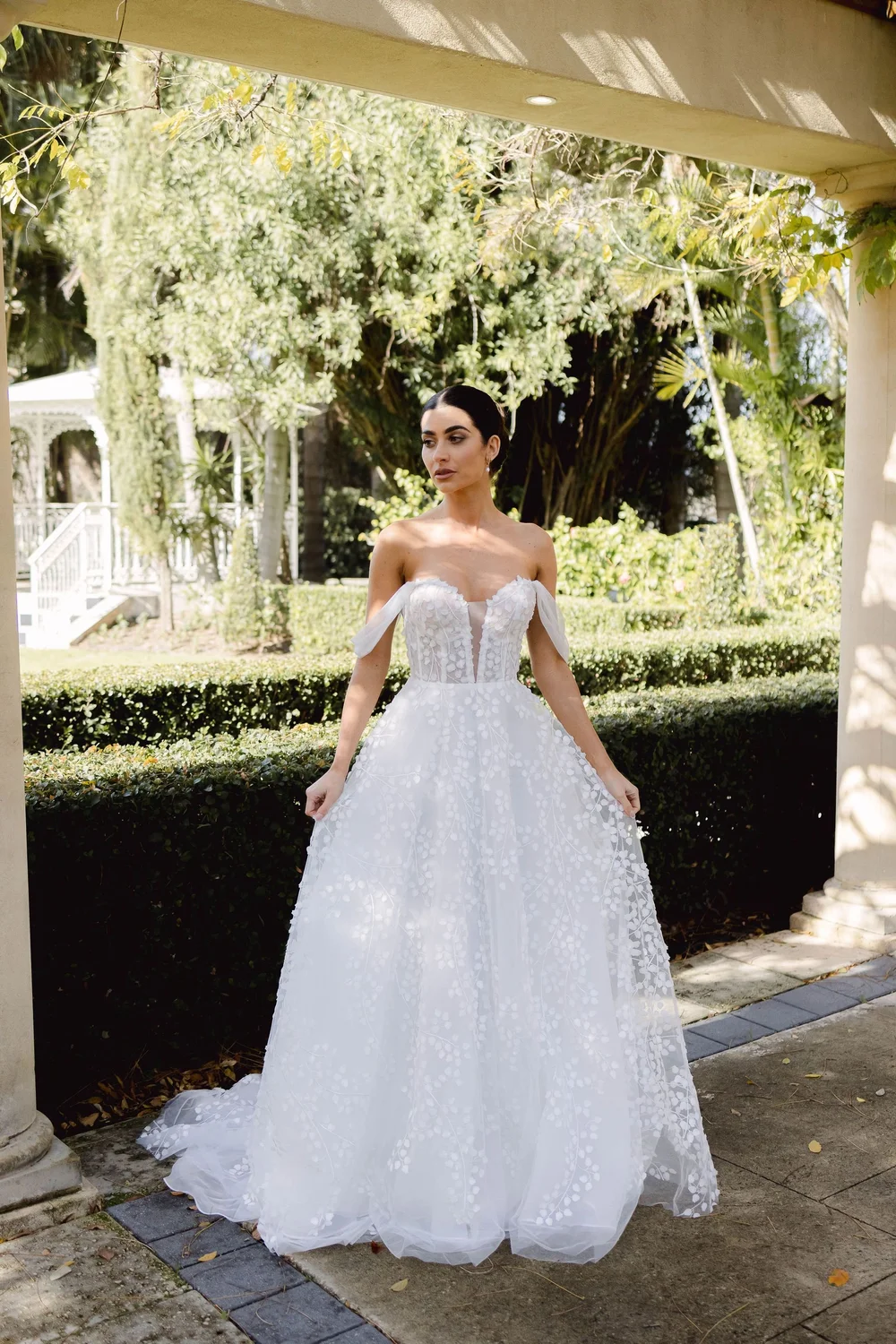 WA22813 — White April