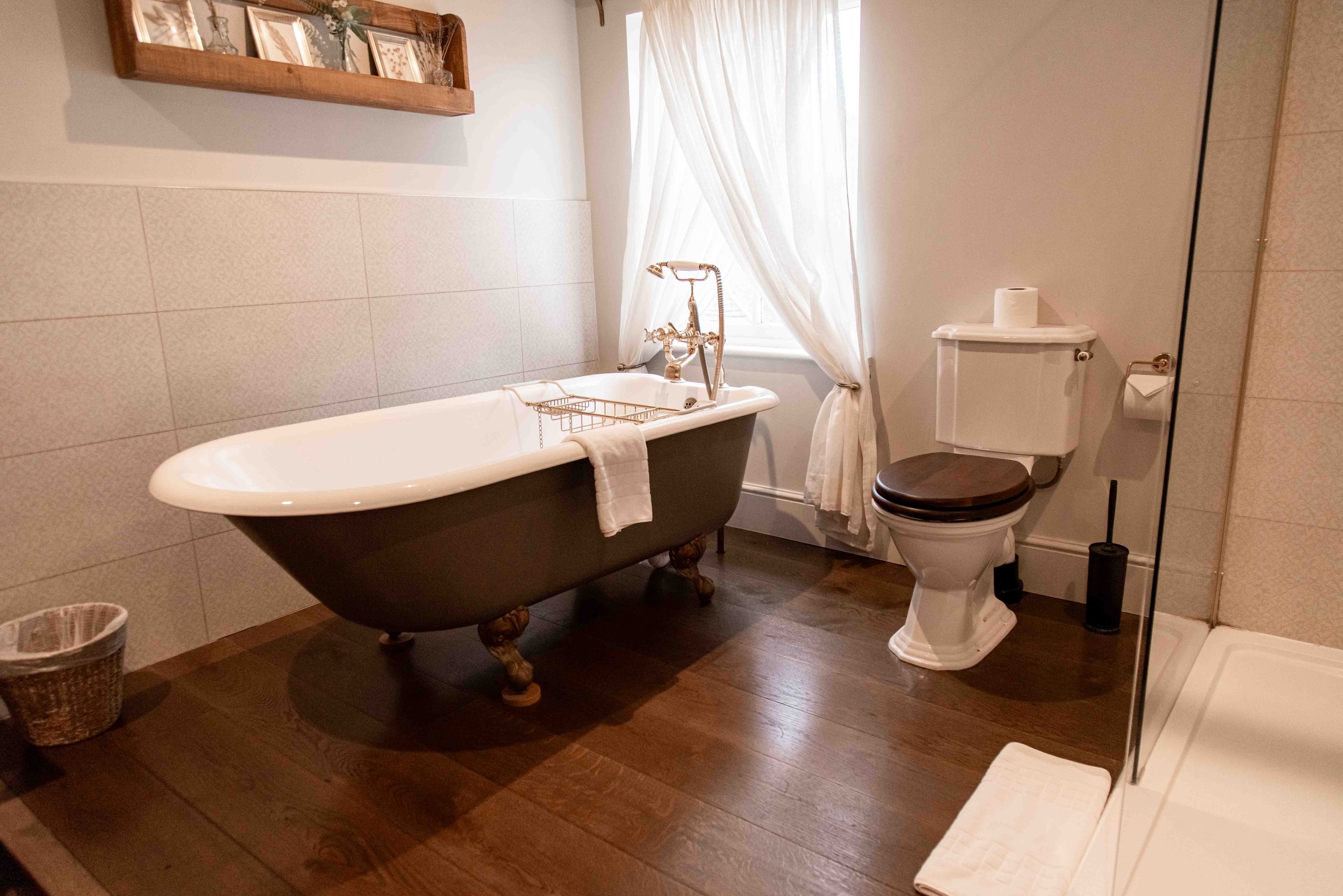 Farmhouse-master-suite-bathroom