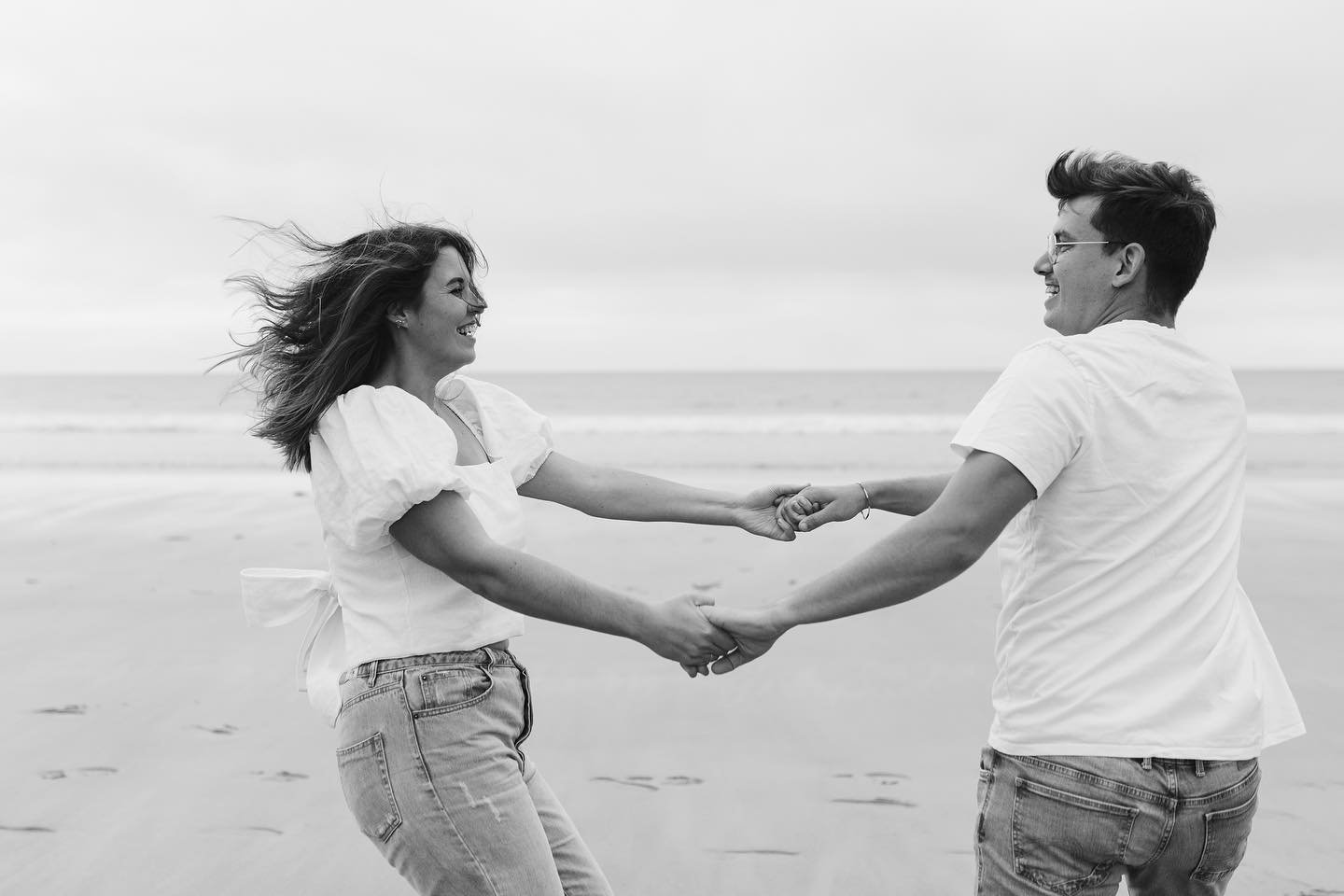 Un peu de noir et blanc parce que c&rsquo;est cool aussi parfois 🖤🤍 H&acirc;te de retrouver ces deux l&agrave; en octobre ☀️✨🌞🍂

#photographebrest #photographefinistere #photographemariagebretagne #photographecouplebrest