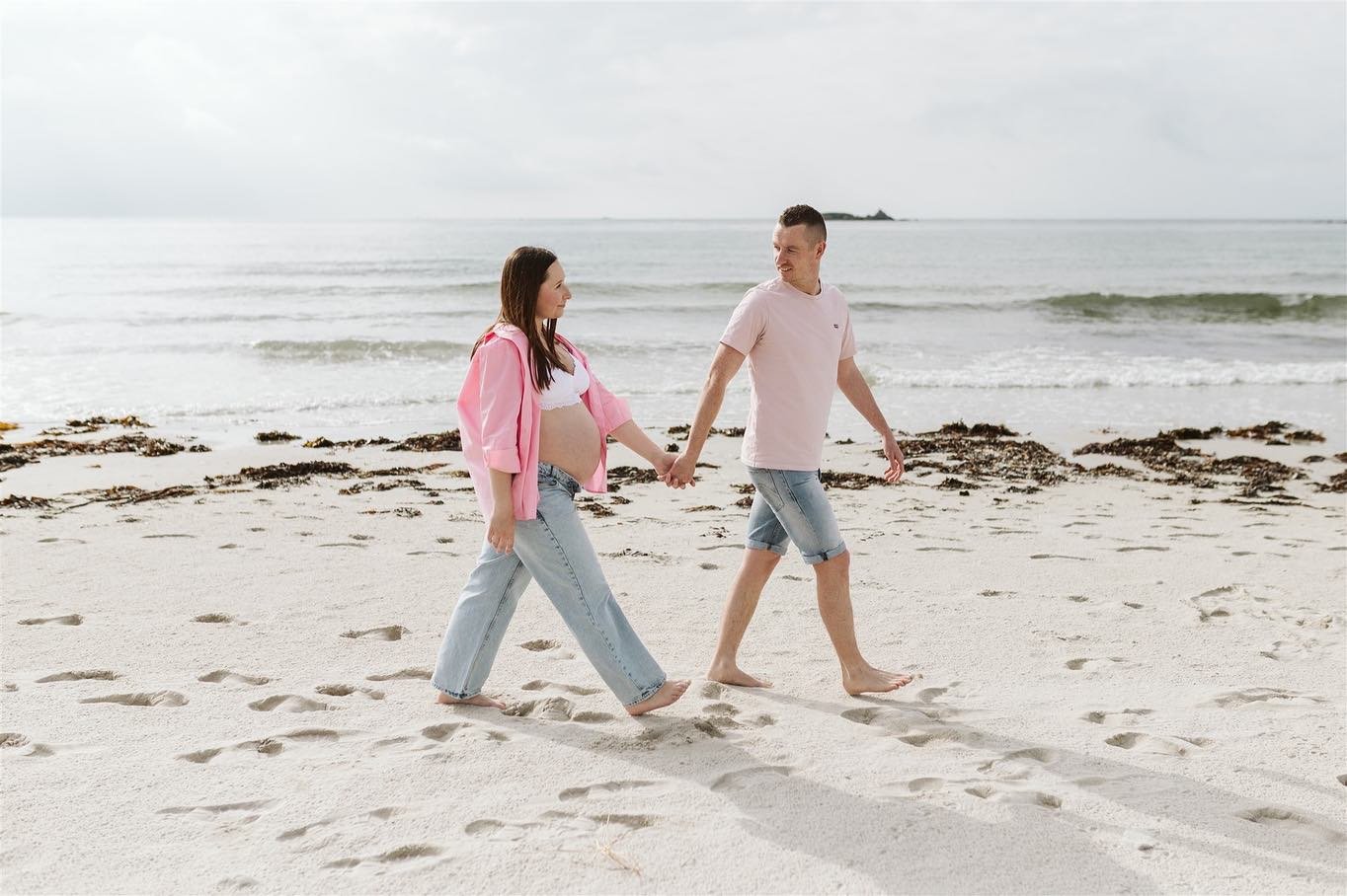 Le Vougot c&rsquo;est un des endroits o&ugrave; je passe le plus de temps, alors quand Laurie m&rsquo;a dit qu&rsquo;elle voulait faire une s&eacute;ance grossesse sur cette plage o&ugrave; elle a grandi, j&rsquo;&eacute;tais re-faite 🥹🫶 Et le sole