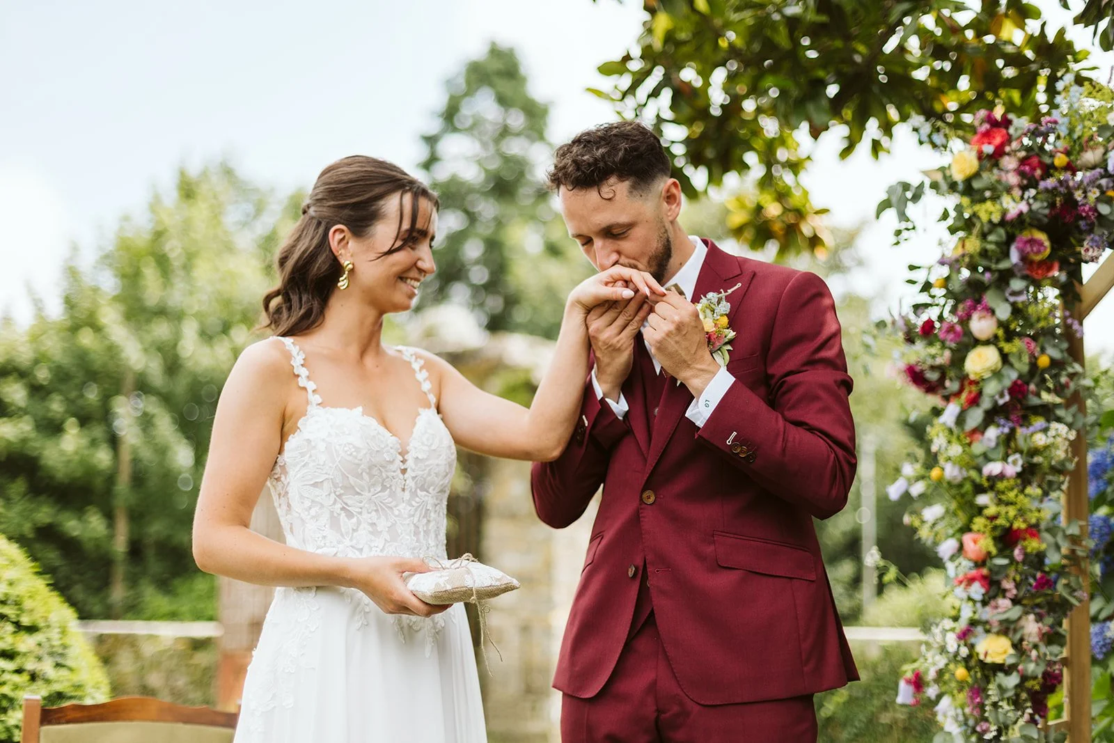 Un couple lors d'une cérémonie de mariage, où la femme remet un anneau à l'homme.