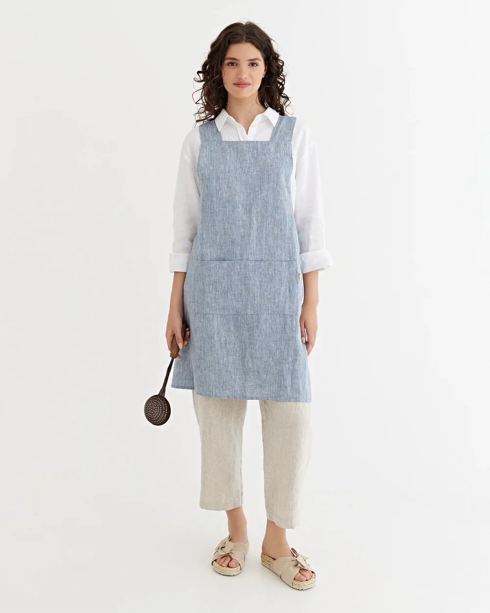 pinafore-cross-back-linen-apron-in-blue-melange-4.jpg.webp