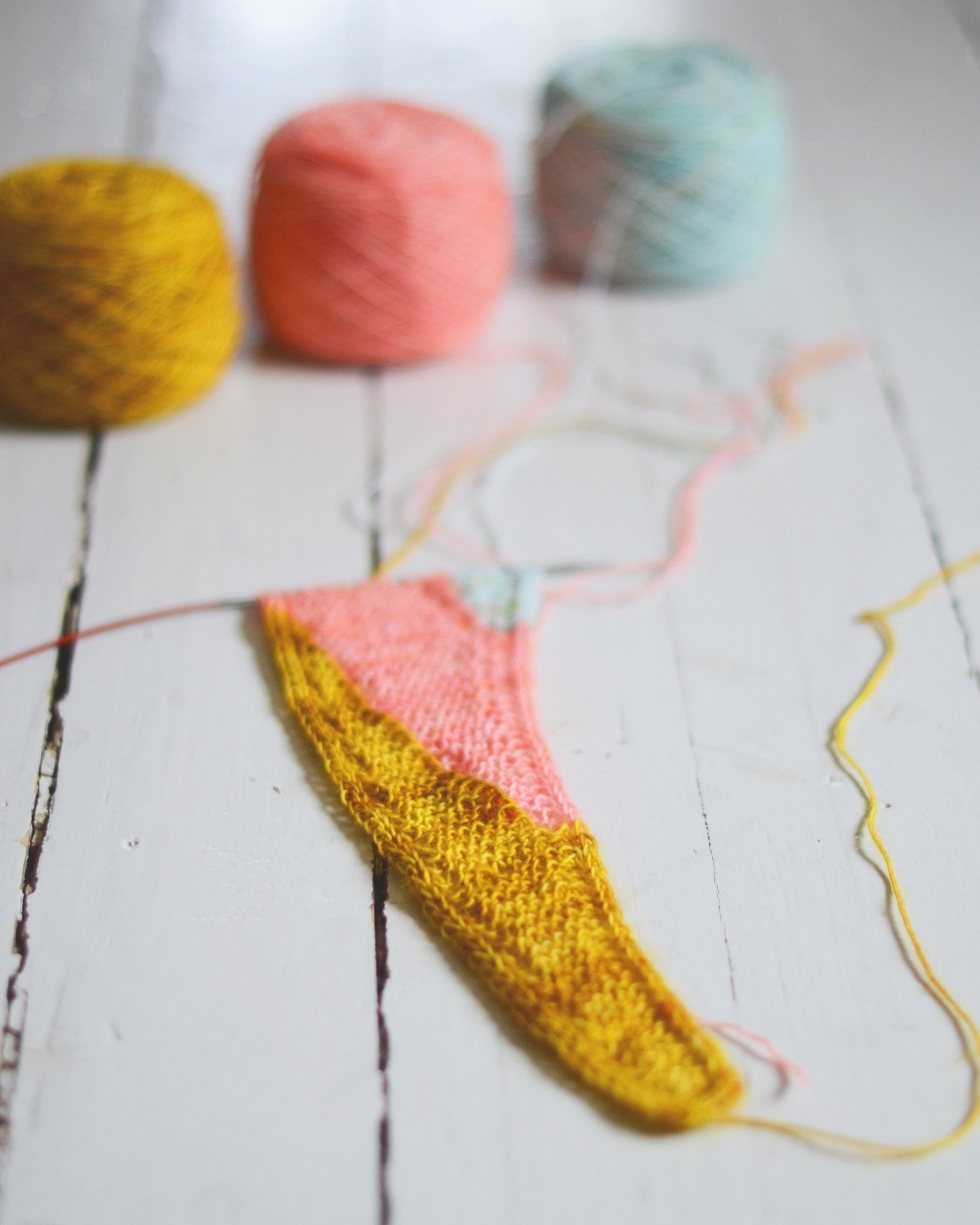 So excited for my weekend plans 🥳🤩

This small scarf has my heart right now- and because it&rsquo;s going to be a small one, it should be done quite quickly 💛

I&rsquo;m so glad that I finally have figured out the perfect project for this color tr