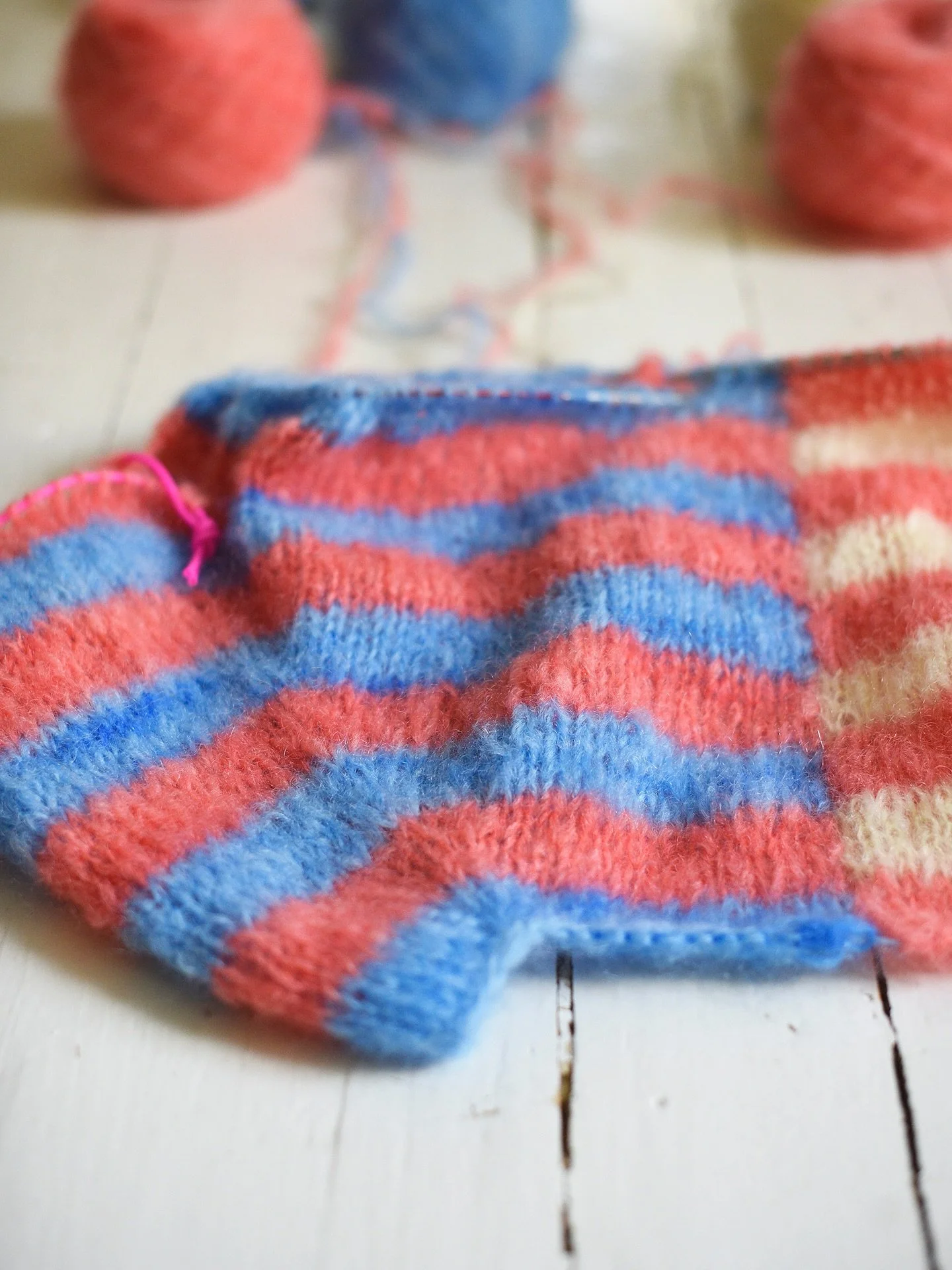 Swipe to see how my new obsession is growing 🥳

Stripes + intarsia + fluffy yarn = a new project I can&rsquo;t stop working on 🤩 And I&rsquo;m loving every second!

I&rsquo;m designing a new fun cardigan in @walkcollection Big Kid Mohair, colors Co