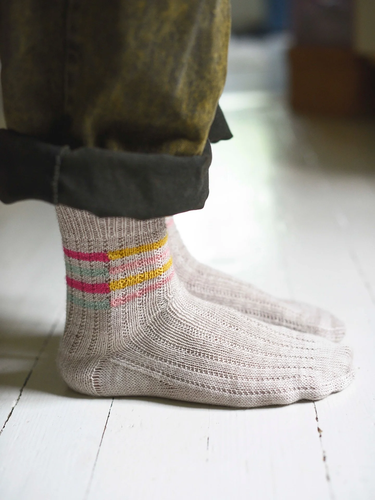 New sock pattern our now: Court Side Socks 🧦 
My favorite socks meet a few rounds of intarsia stripes 🤩 These socks are worked from cuff down with a heel flap and they feature a simple textured fabric highlighted by playful intarsia stripes on the