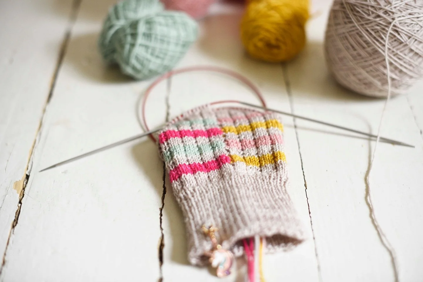 ✨ Court Side Socks ✨

From the humble beginnings to the final pair. Sometimes the in-between photos never get taken, and this project sure was one of those! 

But the magic and fun is in the few intarsia stripes anyway! The rest is your great everyda