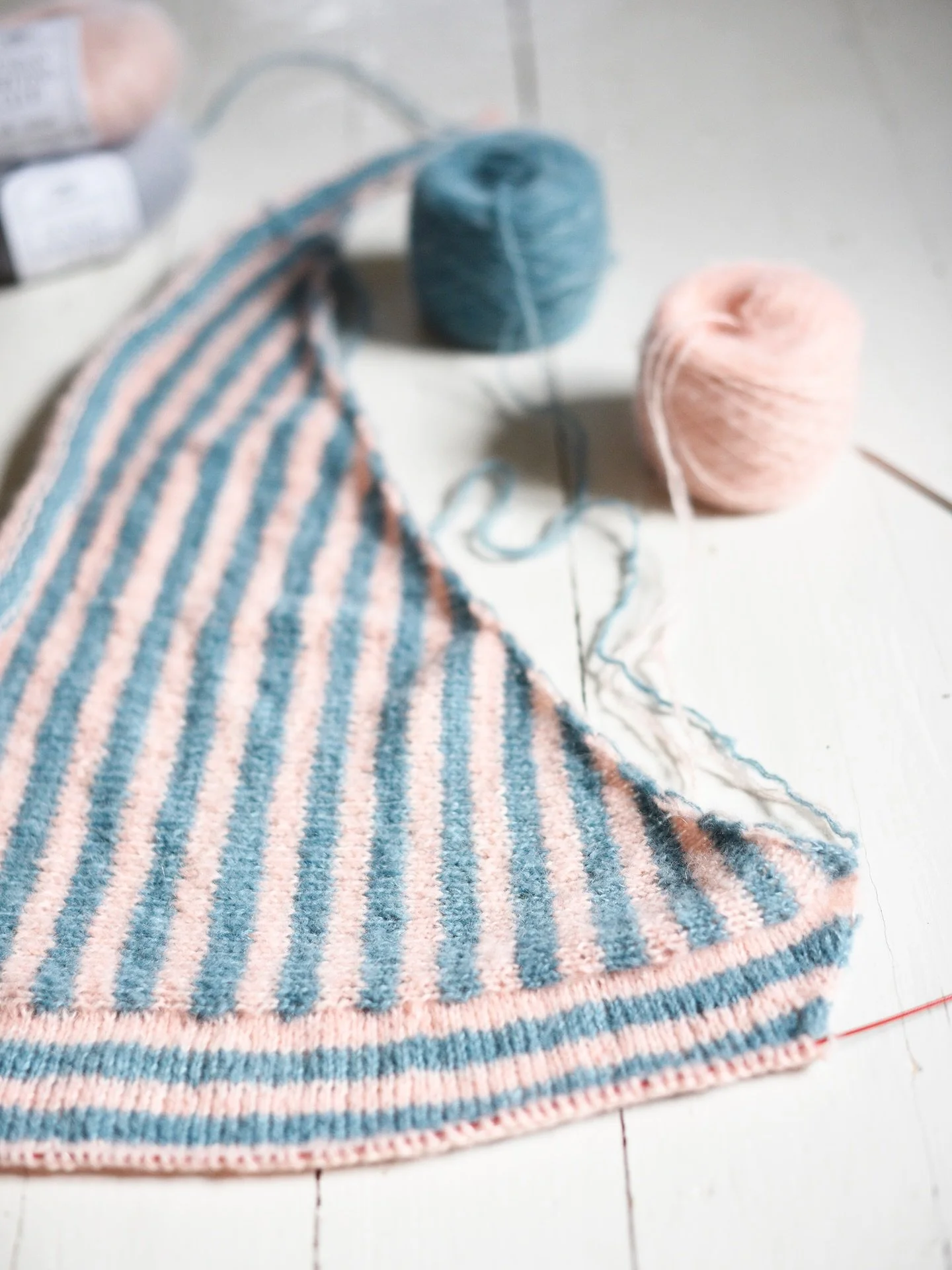 April Scarf in the making 🩵🩷

And let me tell you, I&rsquo;m smitten by this! Since casting on Sunday, I&rsquo;ve barely touched any other projects! (Okay, okay, yesterday I had to rethink a bit, and worked on my fluffy sweater for a while).

Since