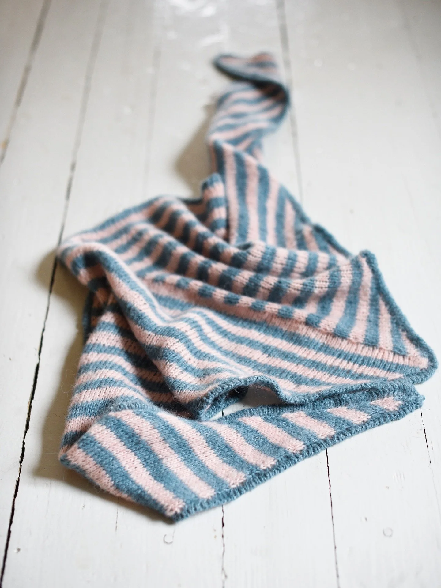 April Scarf sample is finished 😻

And let me just tell you that this turned out good! I&rsquo;m pretty certain I must knit another one!!

Stay tuned for test knit call coming soon 🤩

#aprilscarf #veerav&auml;lim&auml;ki #rainknitweardesigns #stripe