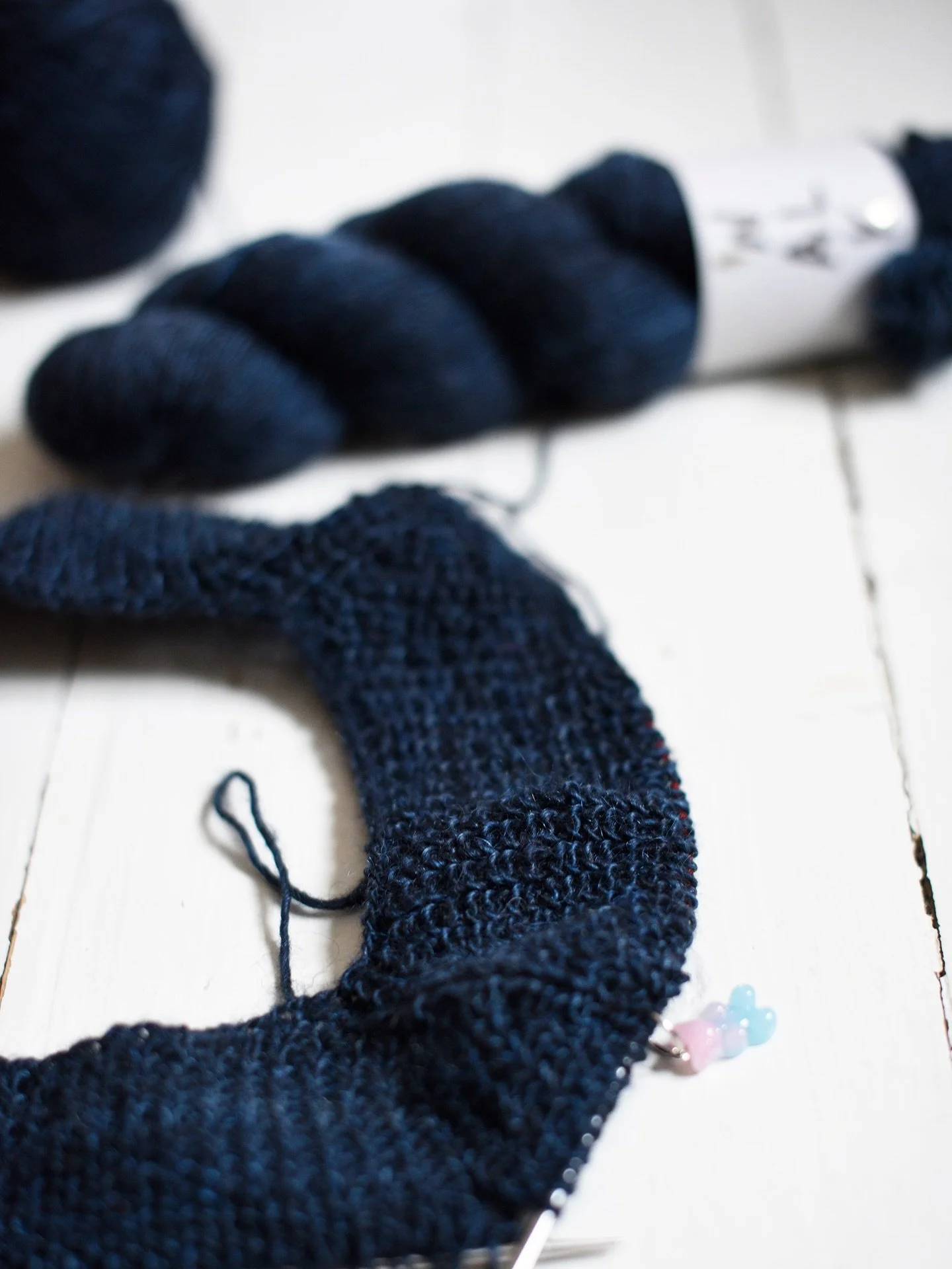 Just one more row, just one more round, just one more project! Definitely my Sunday happy place 😻

This is a little beginning for a half fisherman rib raglan in the beautiful @walkcollection Midnight colorway 🤩💙

How&rsquo;s your Sunday going?

#h