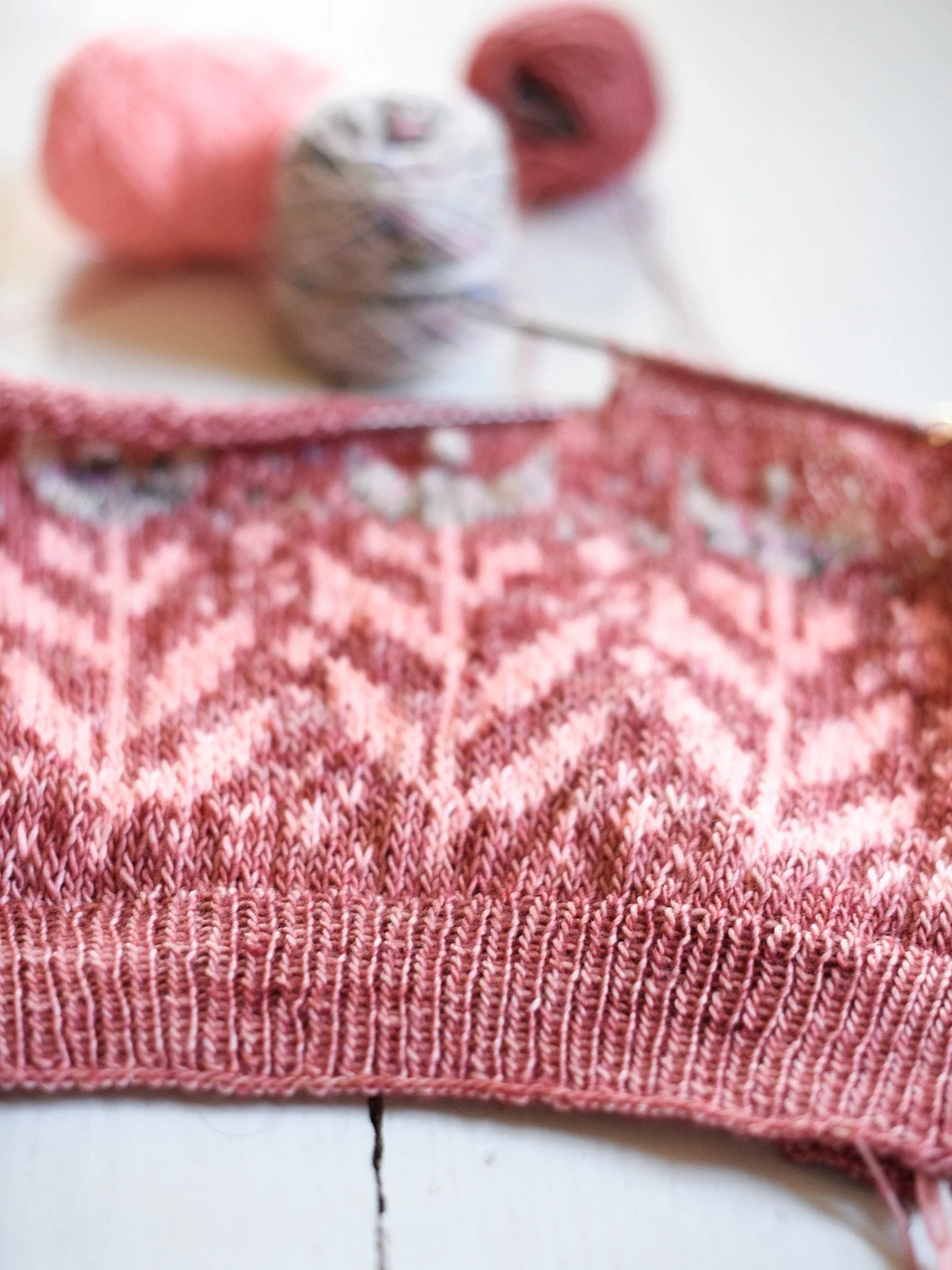 Allikko Vest progress 😻

All I really want to say, is that I love this little new vest/slipover so much! 💖 

I love it because it will hopefully serve as our folk band uniform and I feel it fits this purpose so well 🎻 🤩
We&rsquo;ve been practicin