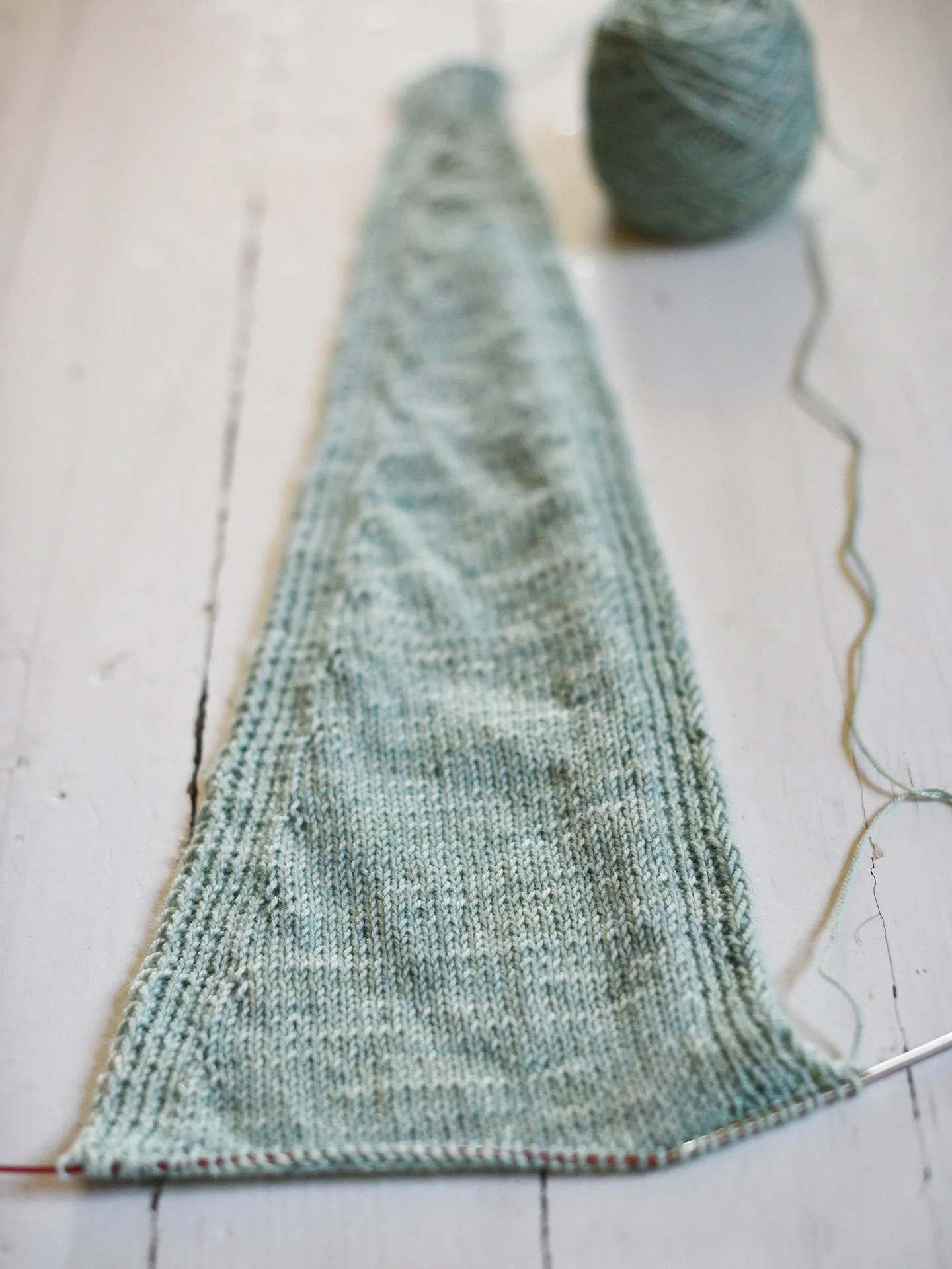 Another new project?! Oh yes 🤩
Can&rsquo;t stop, won&rsquo;t stop! 

This one is another small scarf, and it most certainly will not be the last of my tiny scarves for this season! I have so many ideas 💡 

But I promise to finish something too!

#p