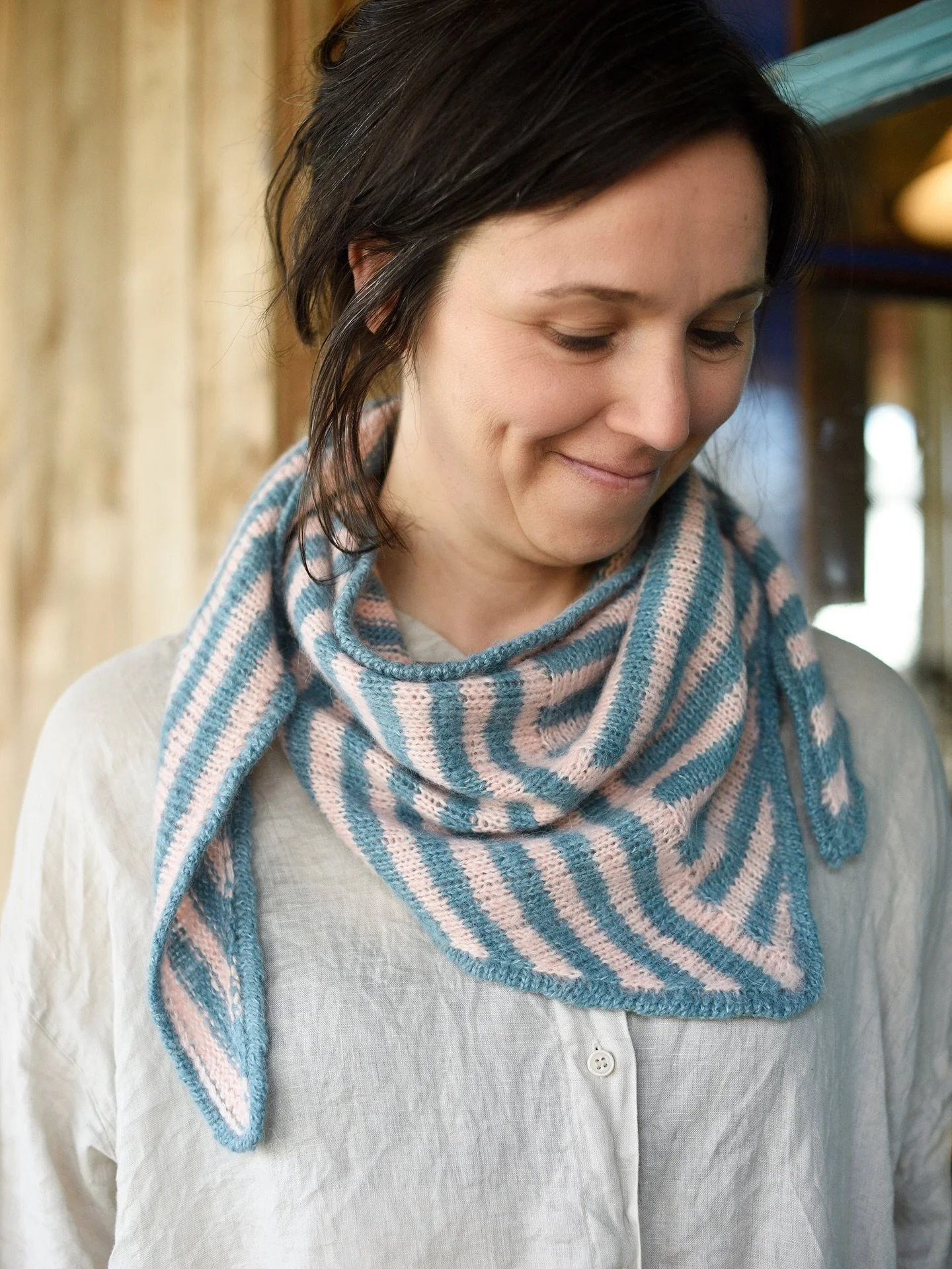 Meet April Scarf ✨

I think we all need a little bit of springtime knitting fun! And this is just that: we have stripes, fun colors, easy knitting and a striking outcome 🤩 

April Scarf is knitted with @aara.yarn Hellu, I used Milo (pink) and Taival