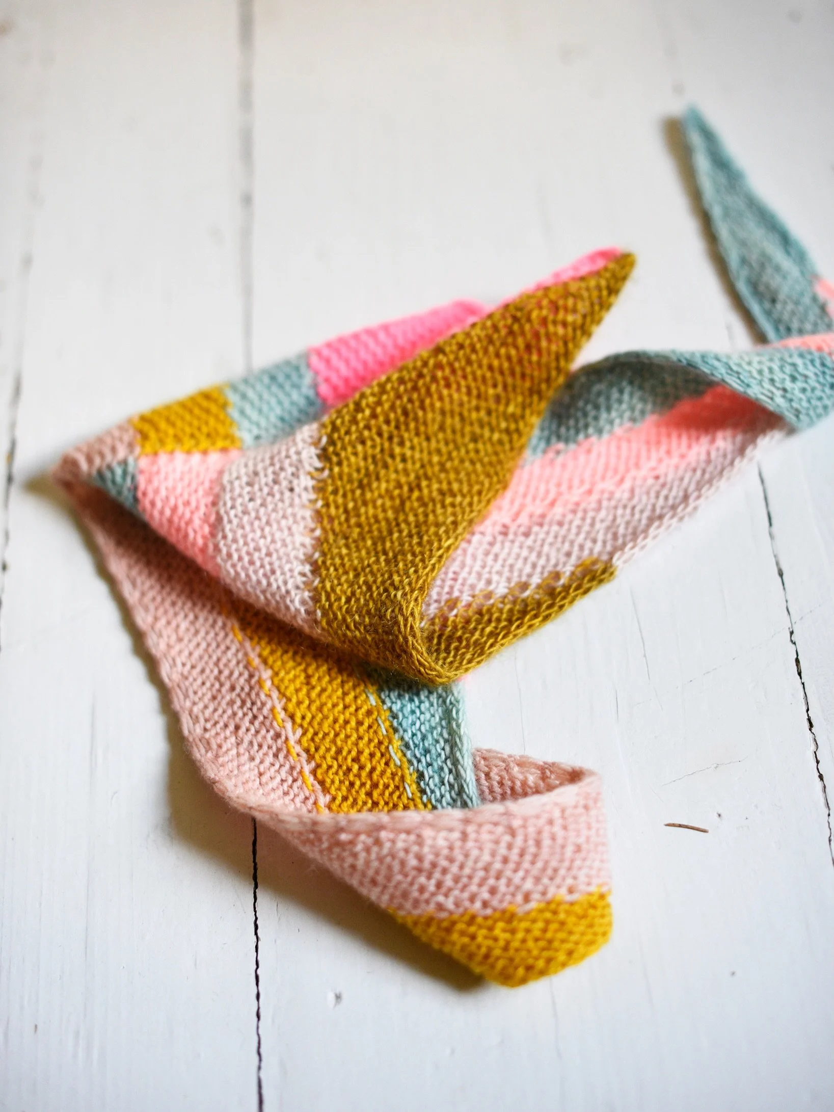 This beauty! 🤩 These colors together! 😻 Pure love!

This is my May Scarf (pattern in the making - as is a larger version!) 🩵 But this tiny one is ready, blocked, and field tested! It works like a charm ✨

Swipe to the third pic to see the wrong si