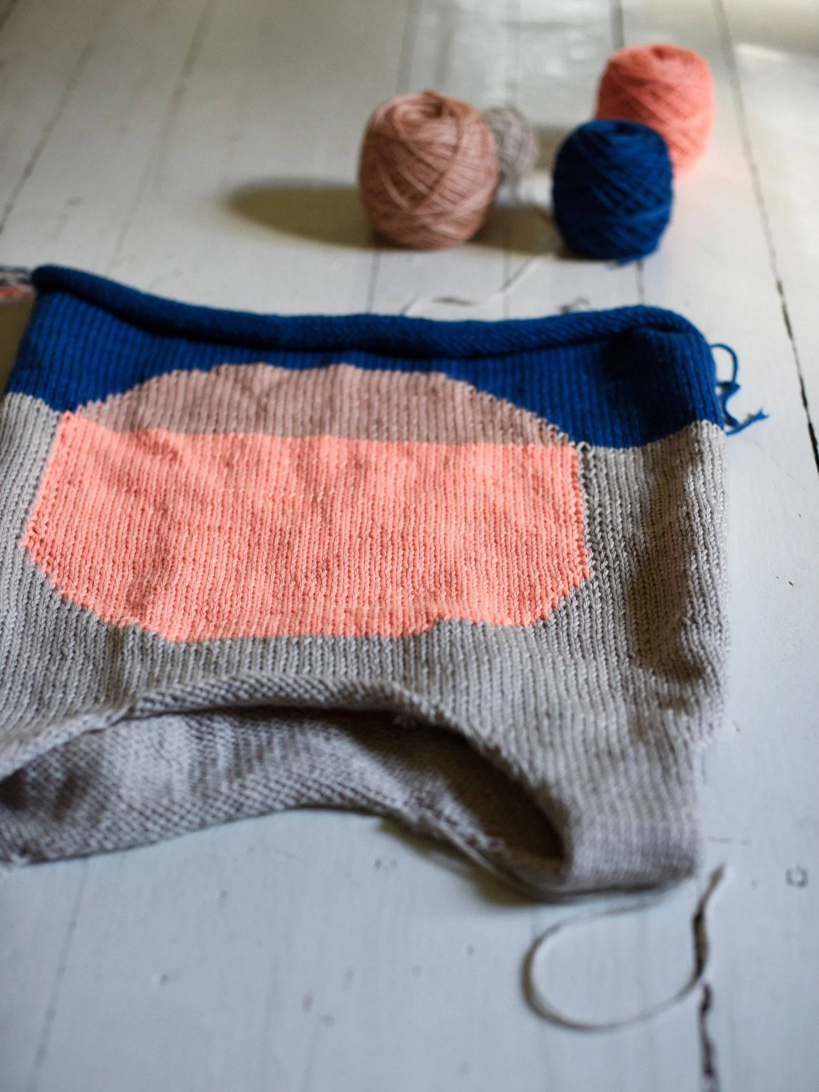 Moon Tides Vest is growing 🌖

Thank you for this name suggestion @what.jademakes - it is perfect for this little design 🩷 

I&rsquo;m now so close to starting the back intarsia motif, it will be the same but colors arranged differently 😻 Can&rsquo