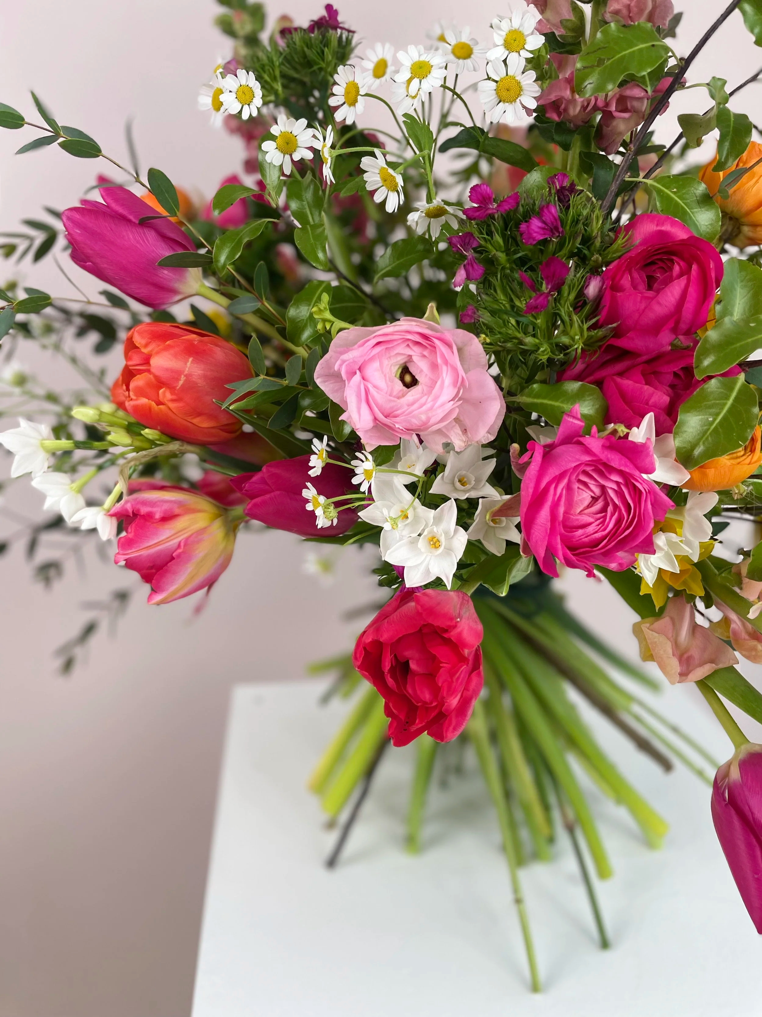 Bright Mother's Day flowers, seasonal and sustainable