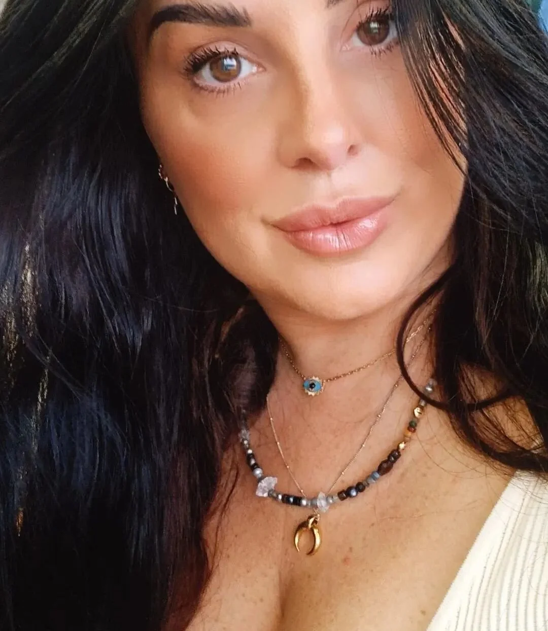 All the triples today.
Triple Necklace Day
Triple Precision Brow
Triple Threat Mascara
Setting the best intentions and covered in protection by my bespoke @clarke_x_palmer necklace
Make up as per the train story!!!!
Using @iconic.london 
Who else