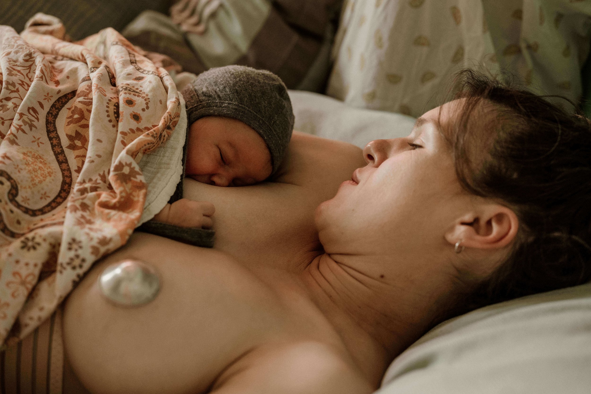 neugeborenes-schlaeft-brustkontakt-mutter.jpg