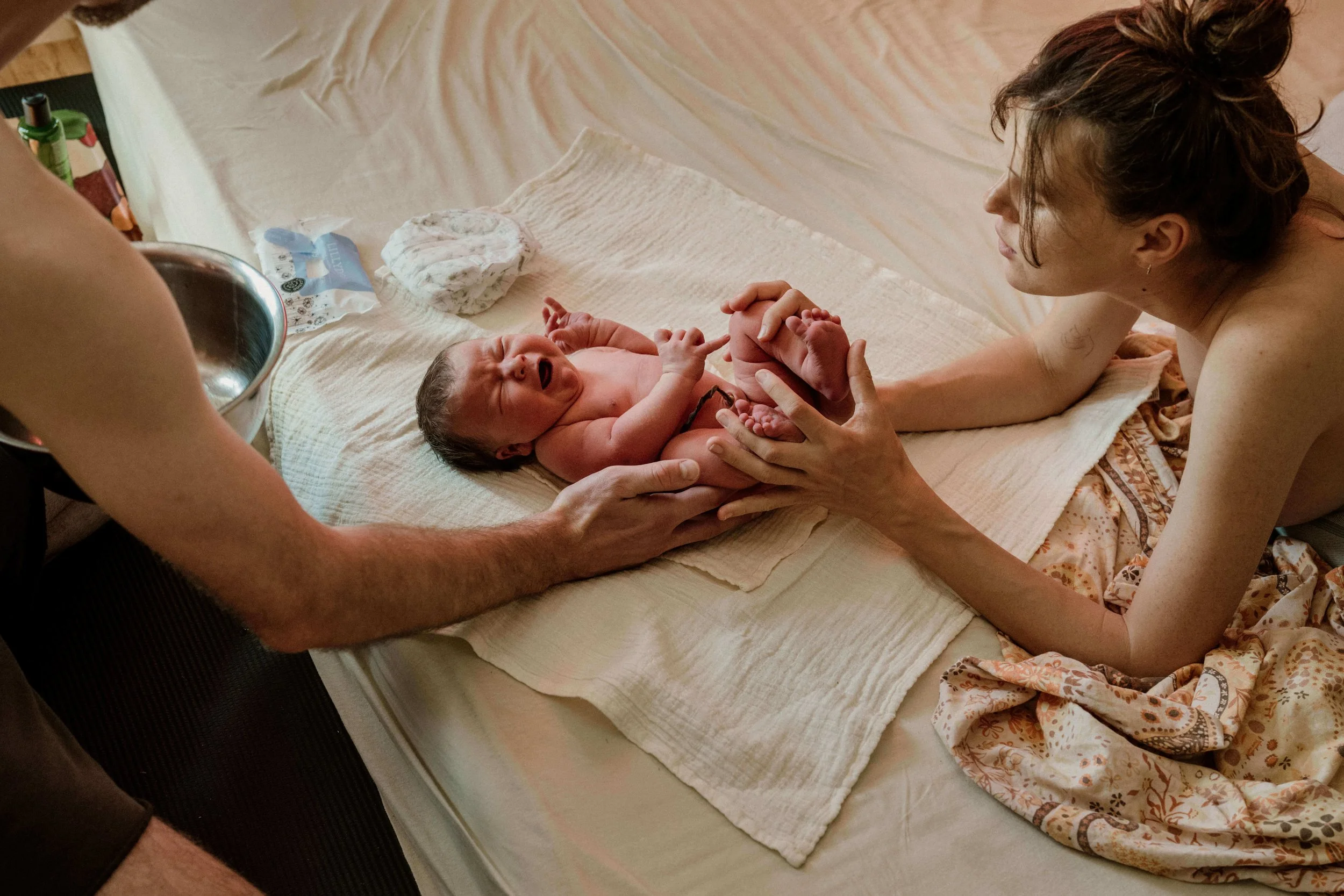wochenbett-neugeborenes-elternhaende.jpg