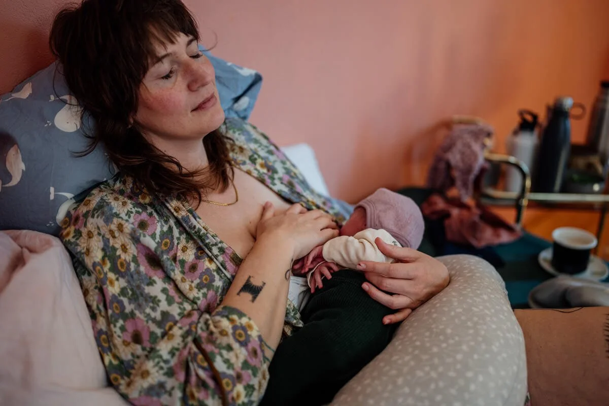 Mama-neugeborenes-stillen-wochenbett.jpg