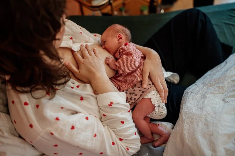 stillendes-neugeborenes-mutter-bett.jpg